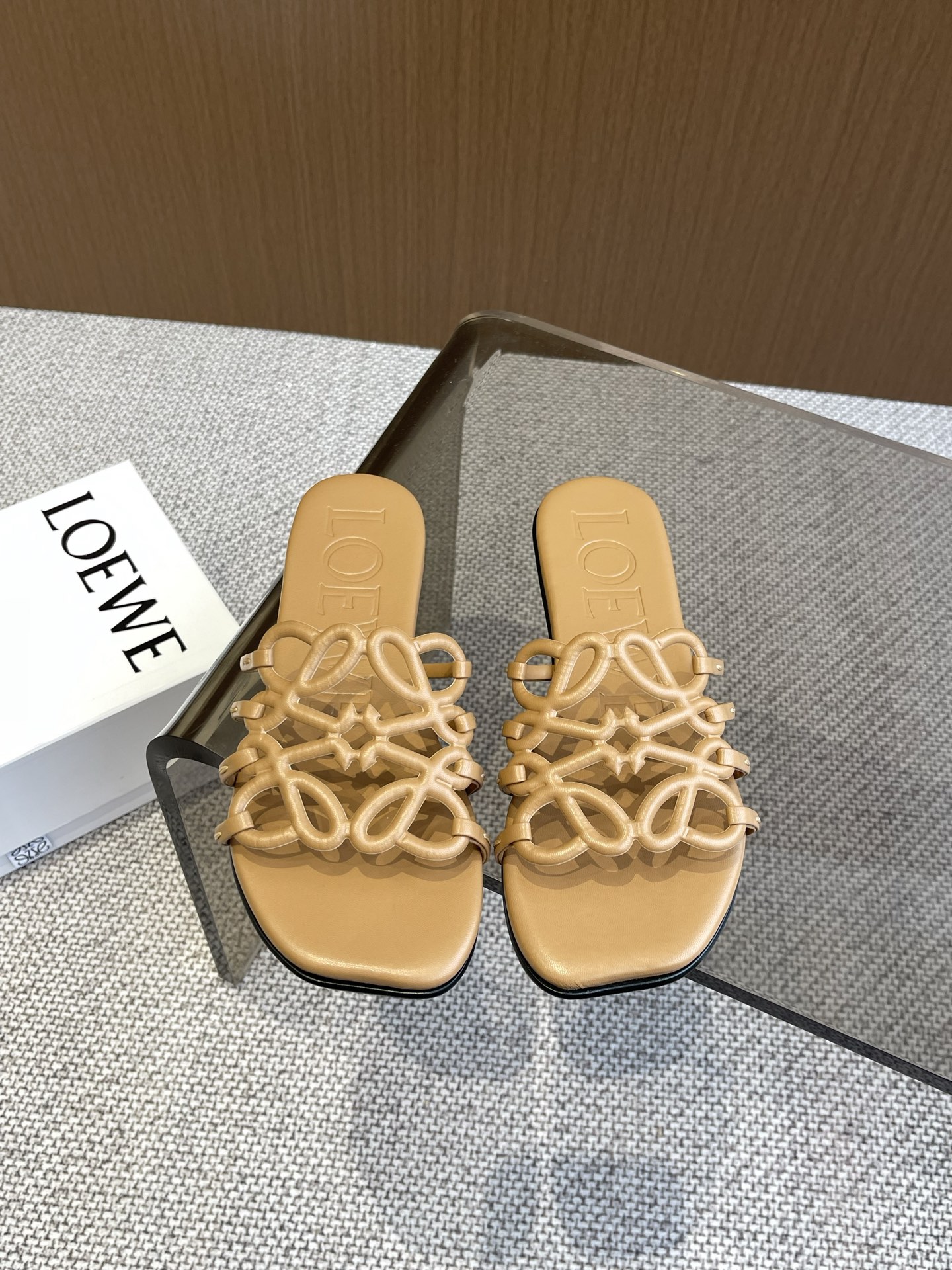 Bagsaaa L0ew* Petal Anagram slide in soft calfskin camel