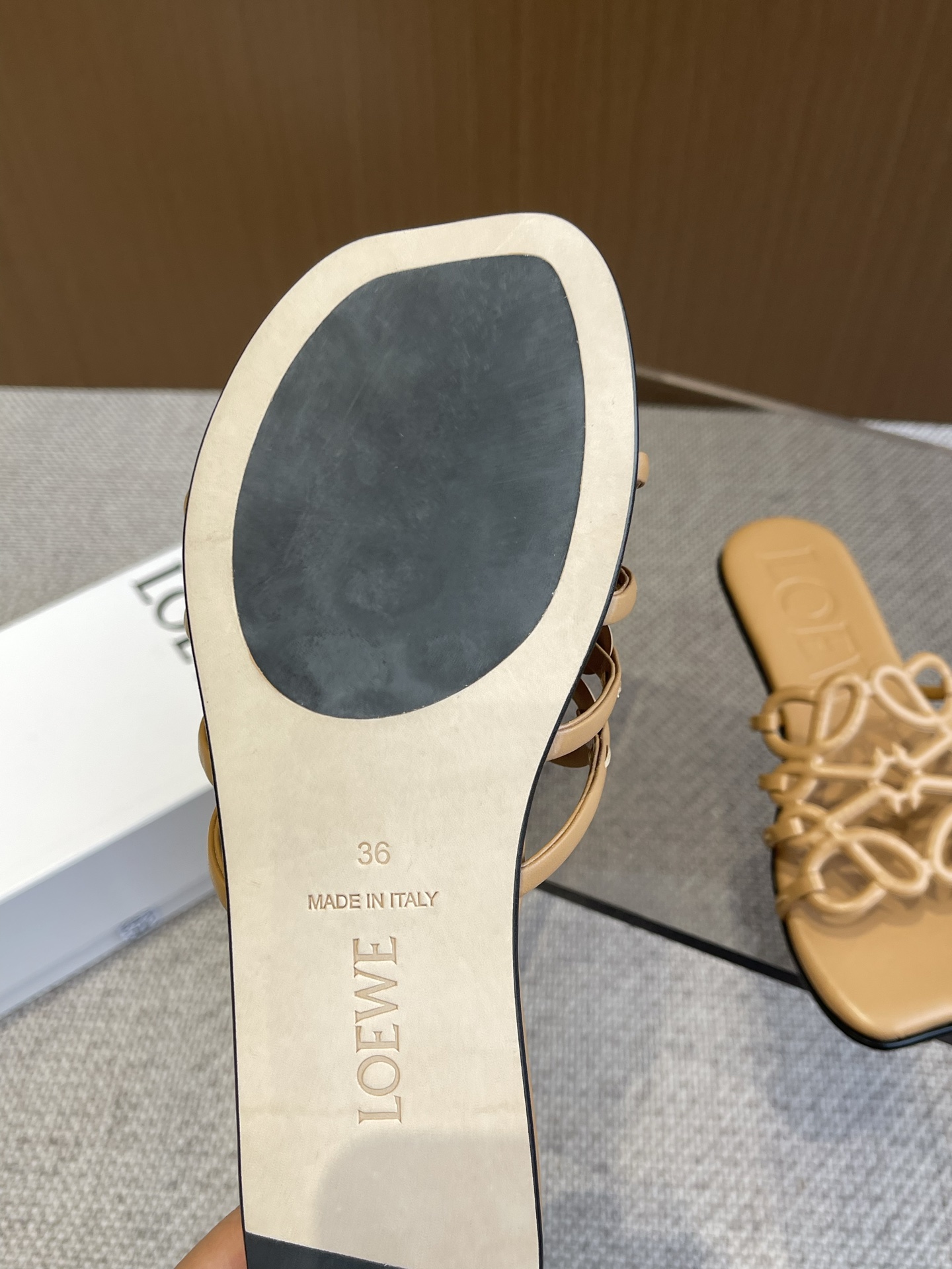 Bagsaaa L0ew* Petal Anagram slide in soft calfskin camel