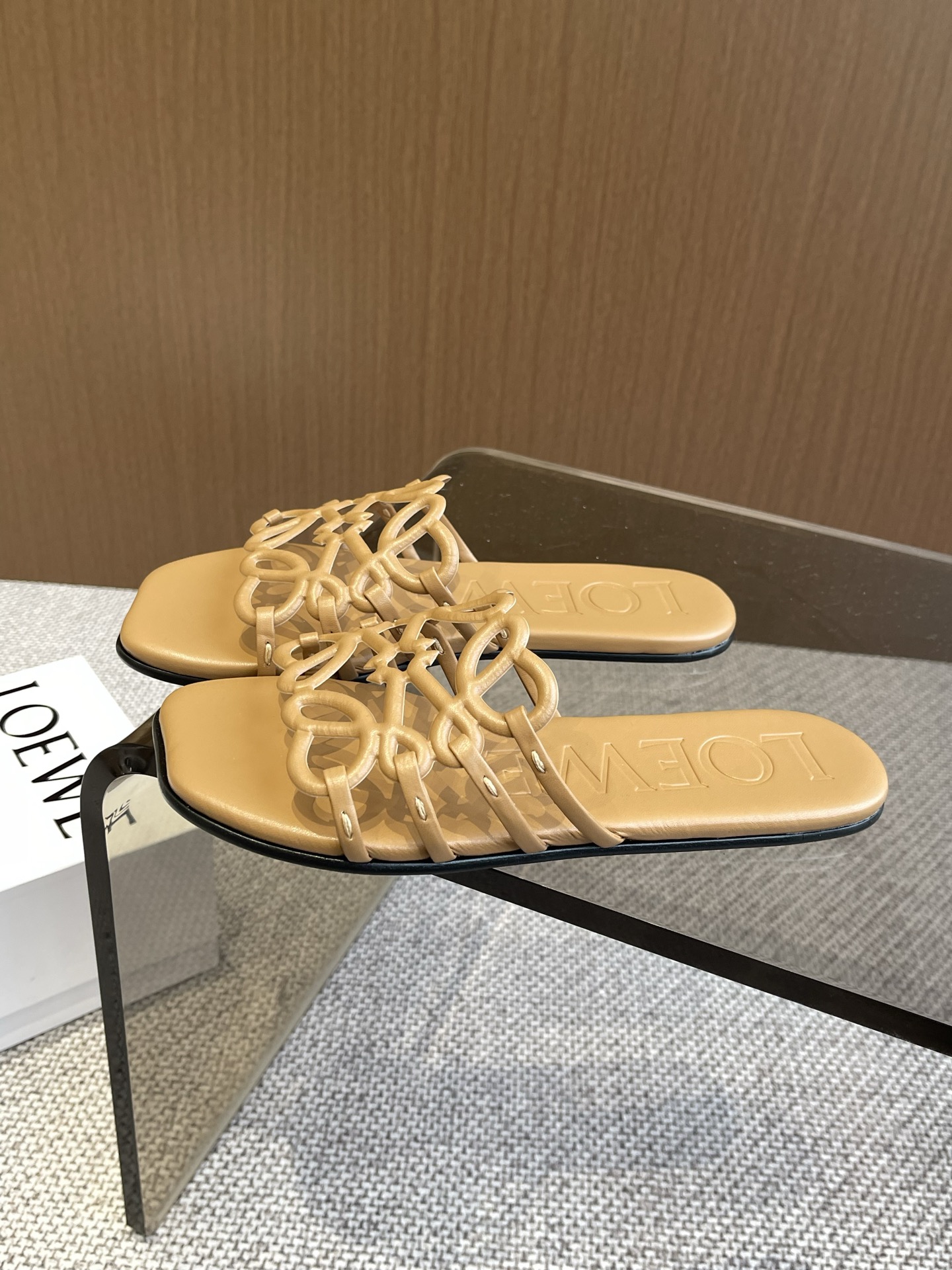 Bagsaaa L0ew* Petal Anagram slide in soft calfskin camel