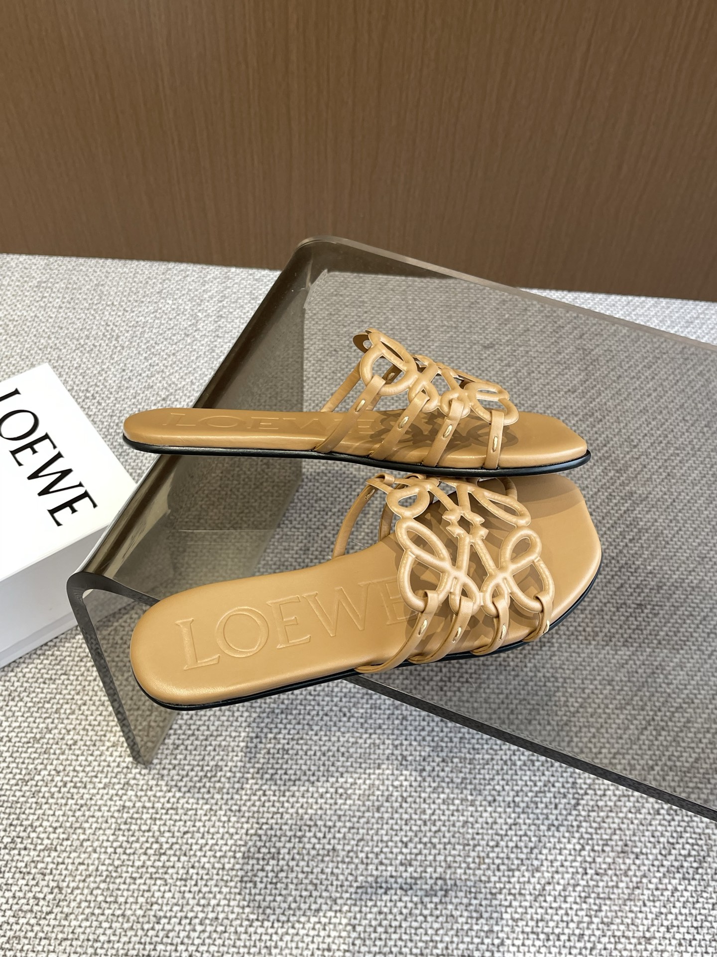 Bagsaaa L0ew* Petal Anagram slide in soft calfskin camel