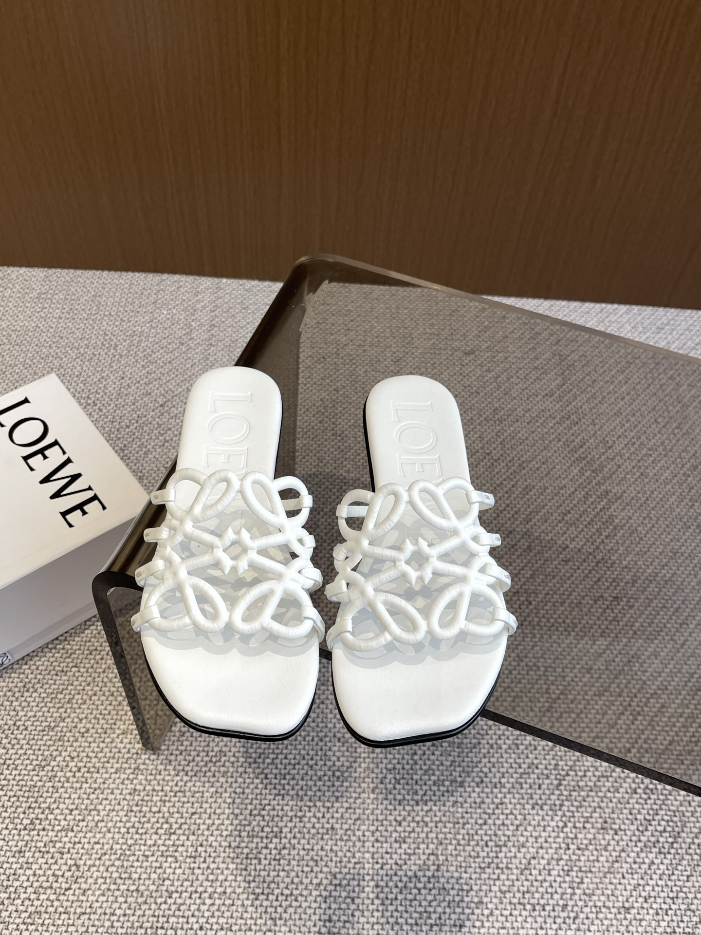 Bagsaaa L0ew* Petal Anagram slide in soft calfskin white