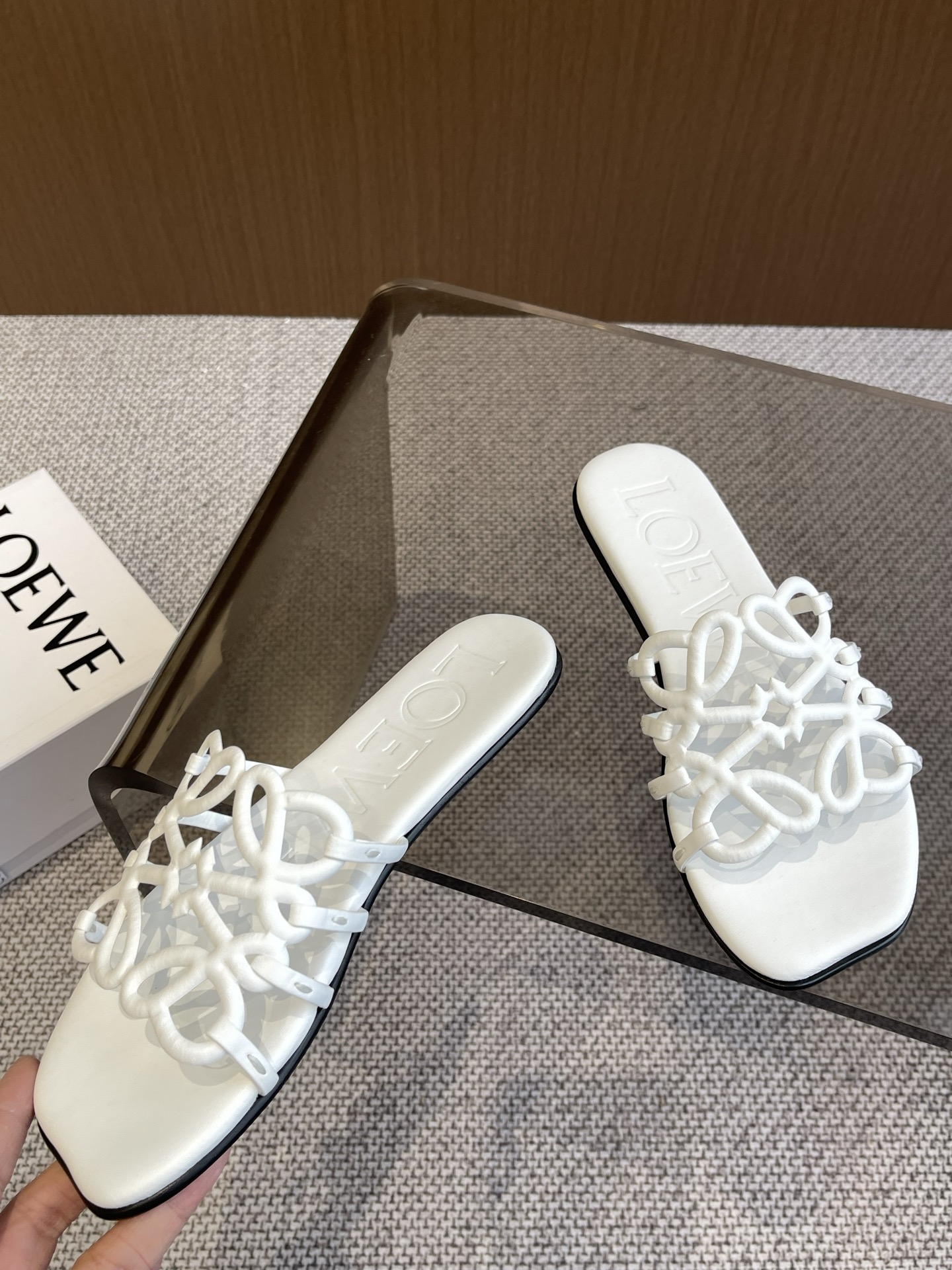 Bagsaaa L0ew* Petal Anagram slide in soft calfskin white