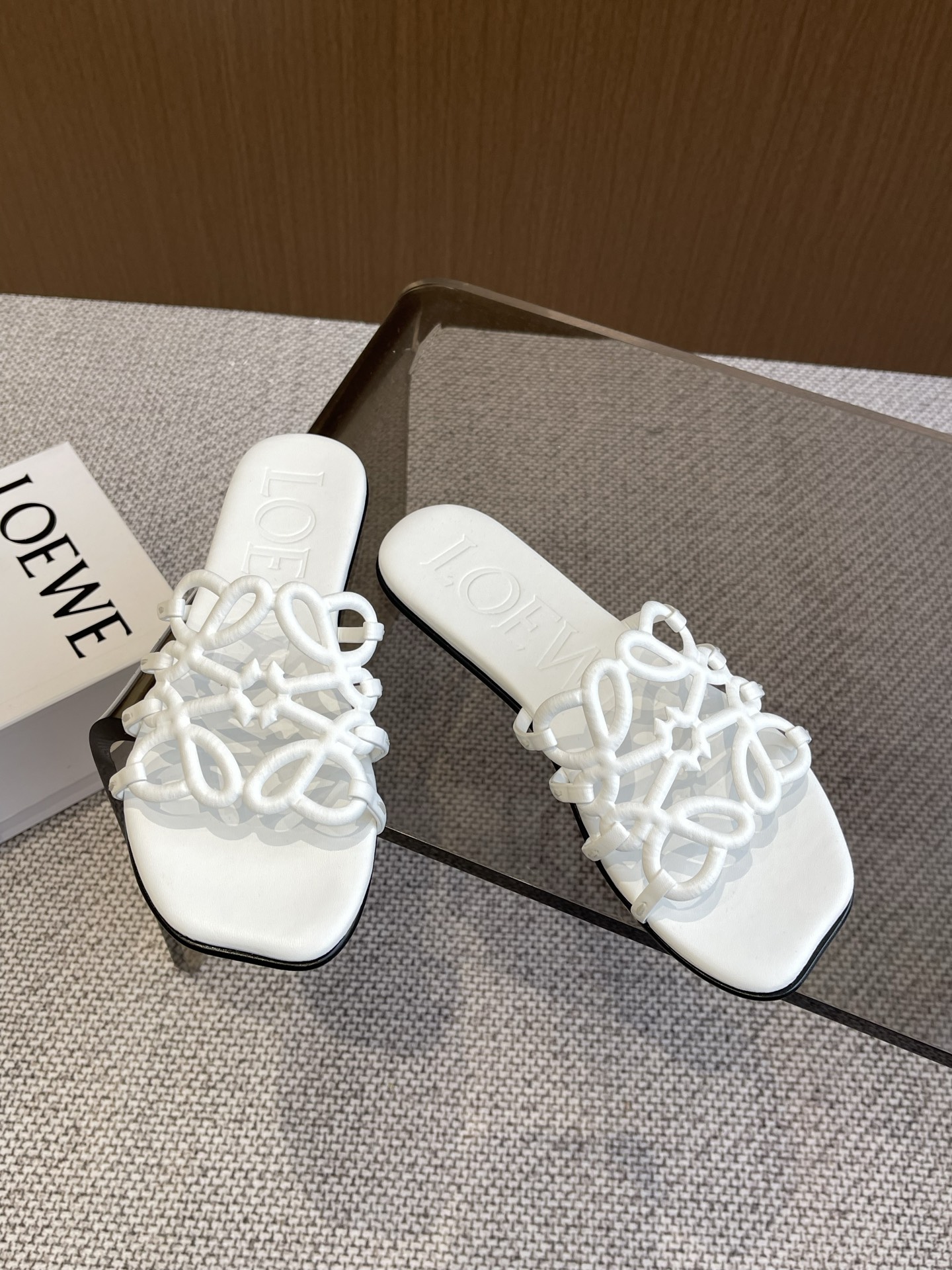 Bagsaaa L0ew* Petal Anagram slide in soft calfskin white