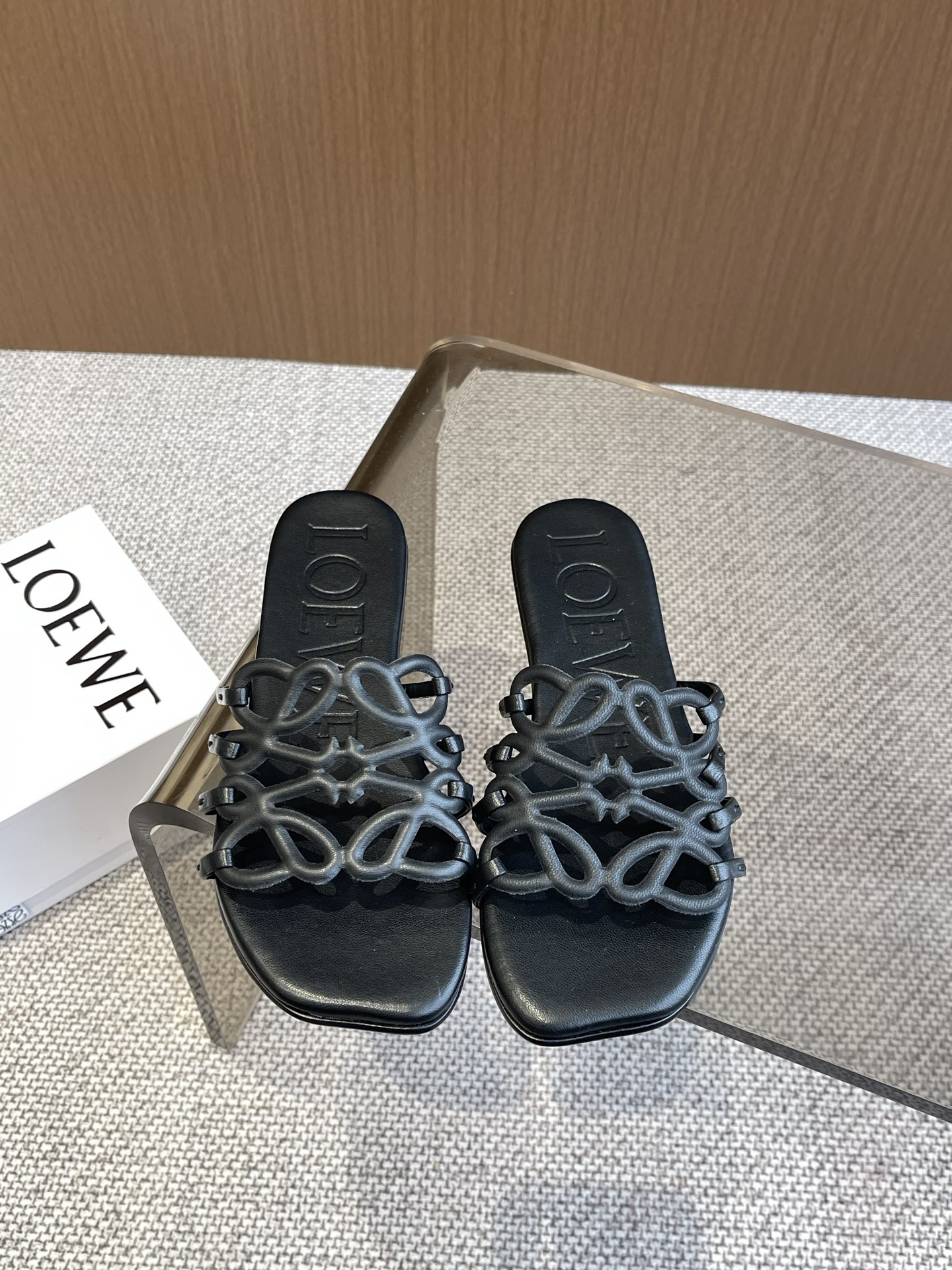 Bagsaaa L0ew* Petal Anagram slide in soft calfskin black