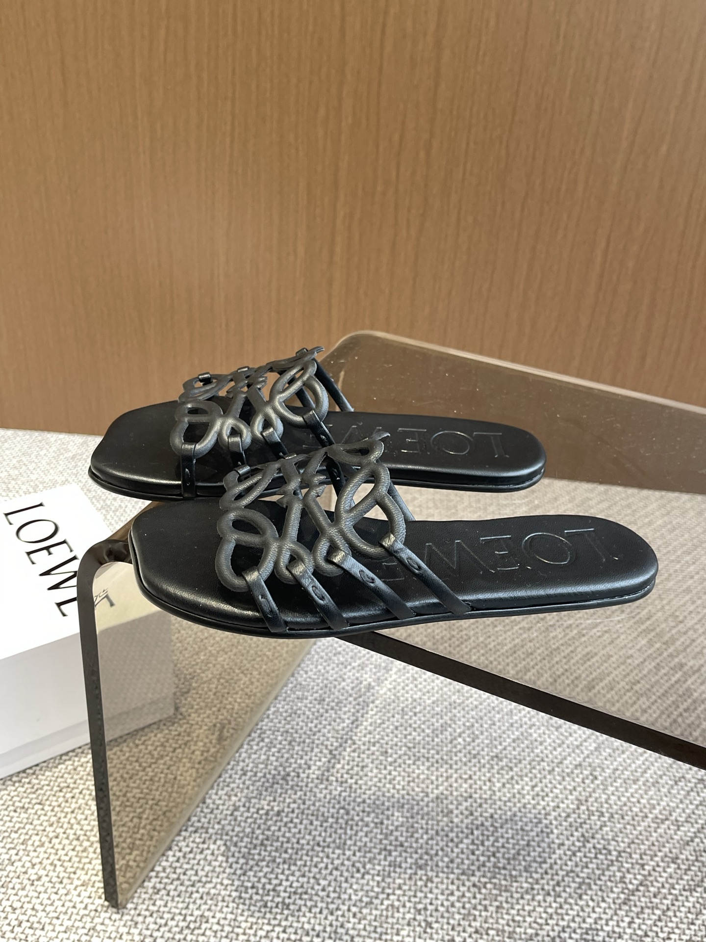 Bagsaaa L0ew* Petal Anagram slide in soft calfskin black