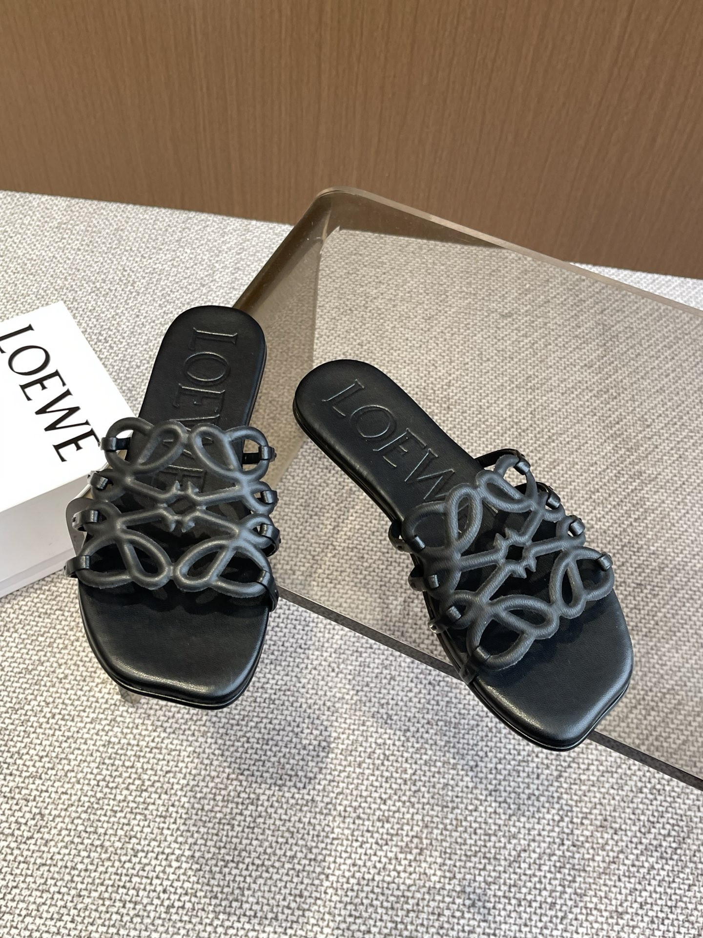 Bagsaaa L0ew* Petal Anagram slide in soft calfskin black