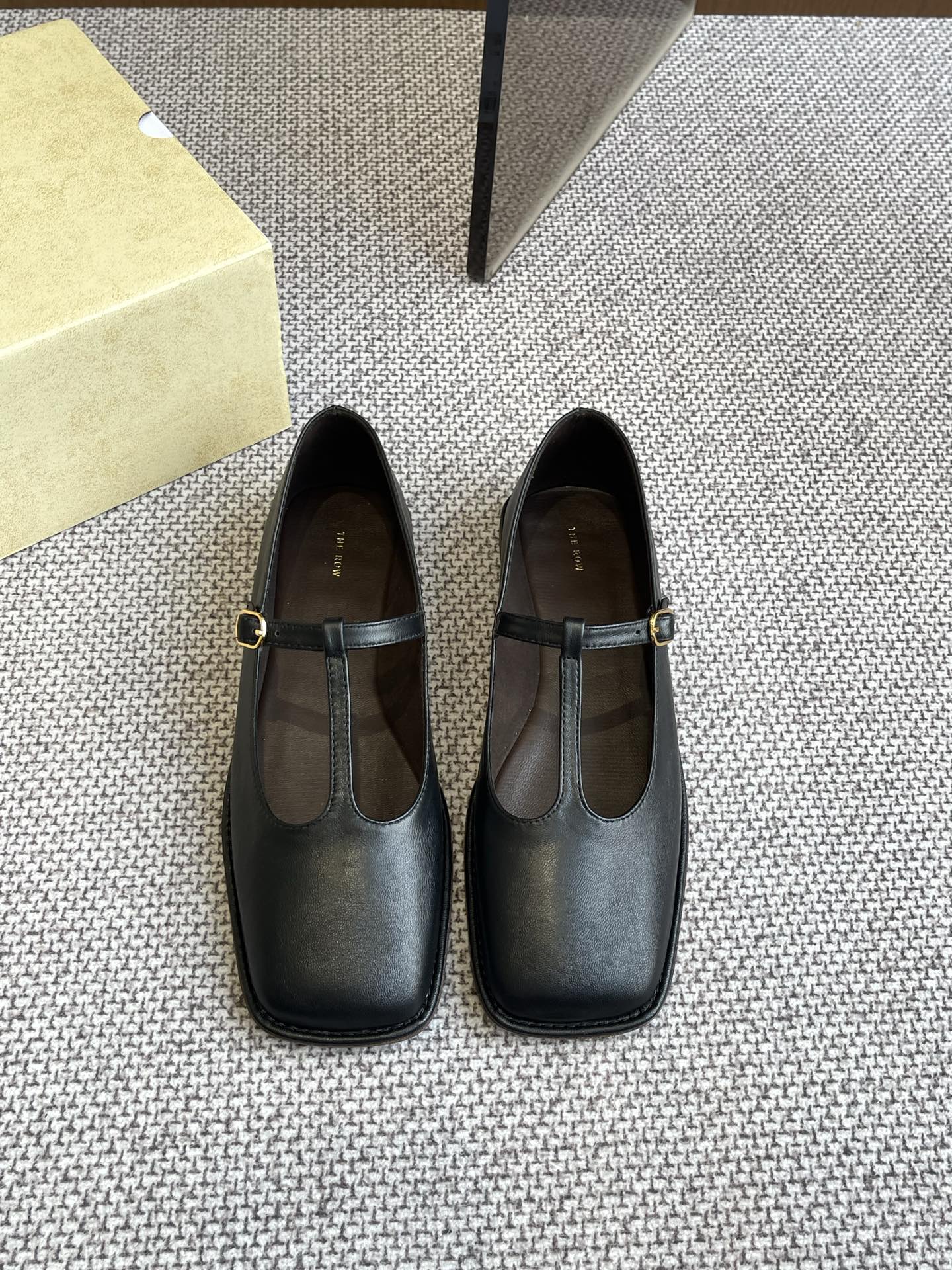 Bagsaaa The R0w Square T-Strap Flat in Leather Black
