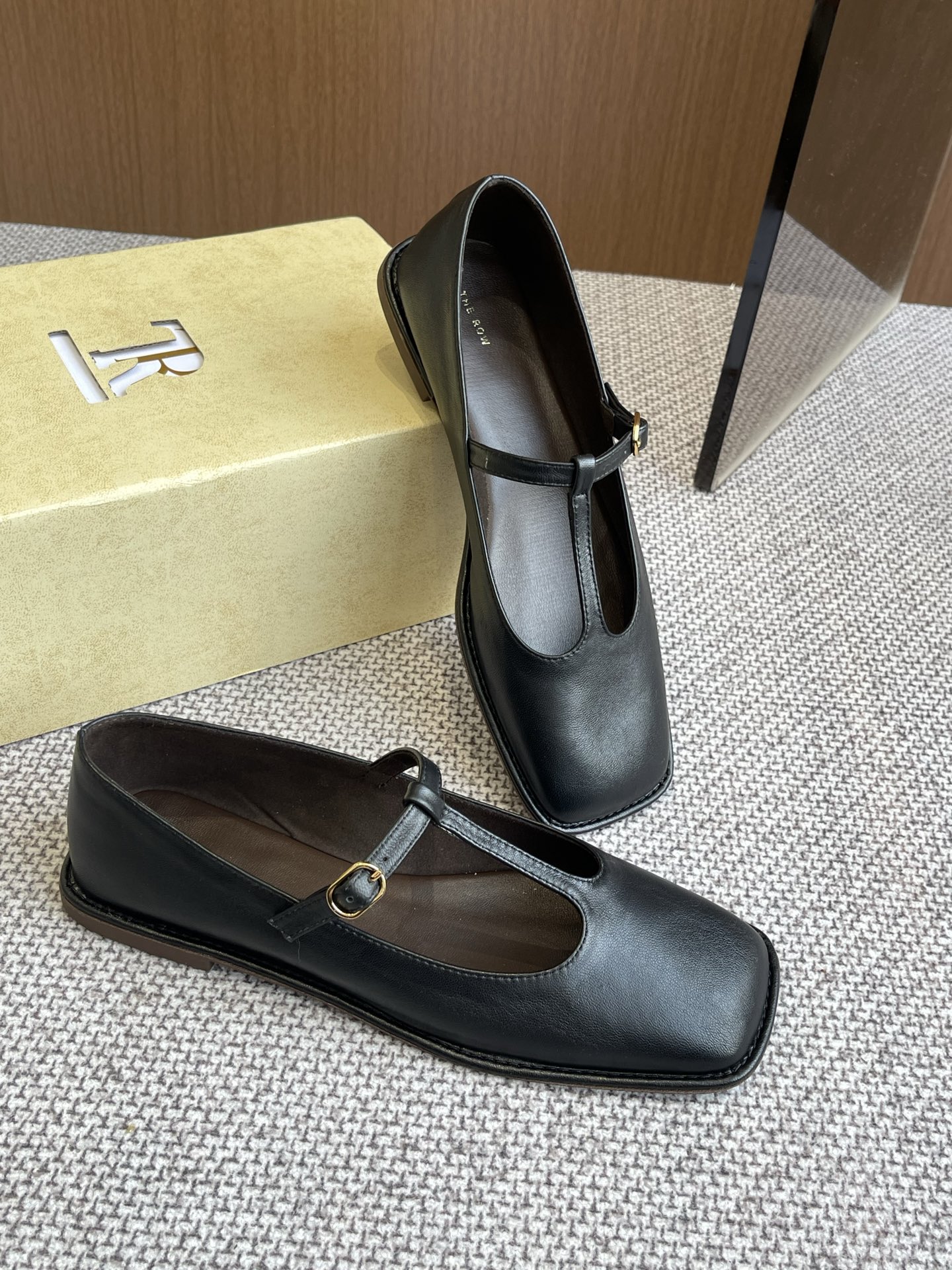 Bagsaaa The R0w Square T-Strap Flat in Leather Black