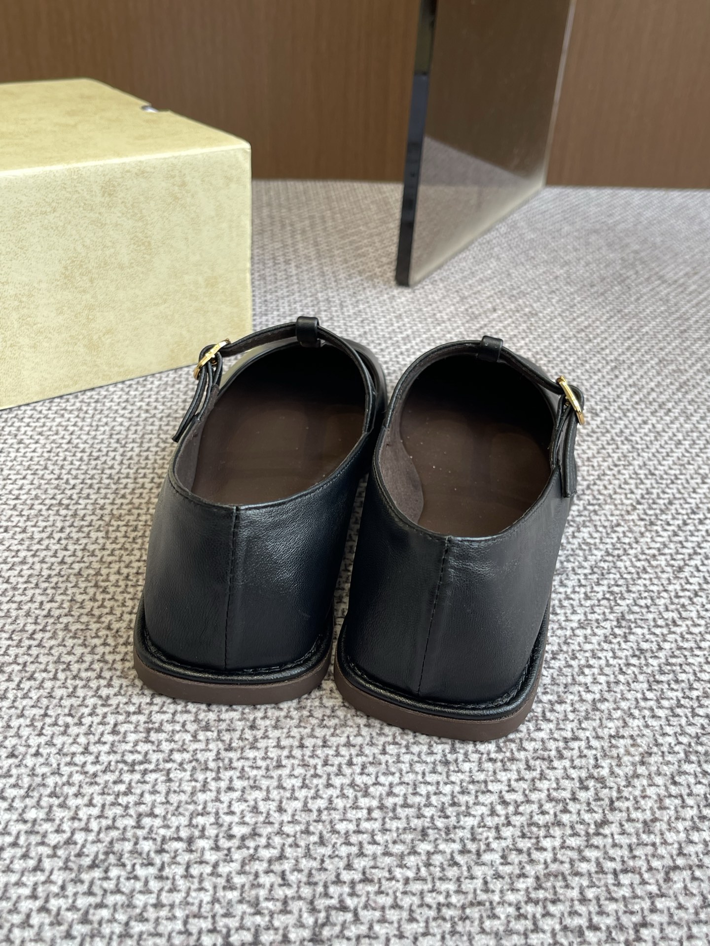 Bagsaaa The R0w Square T-Strap Flat in Leather Black