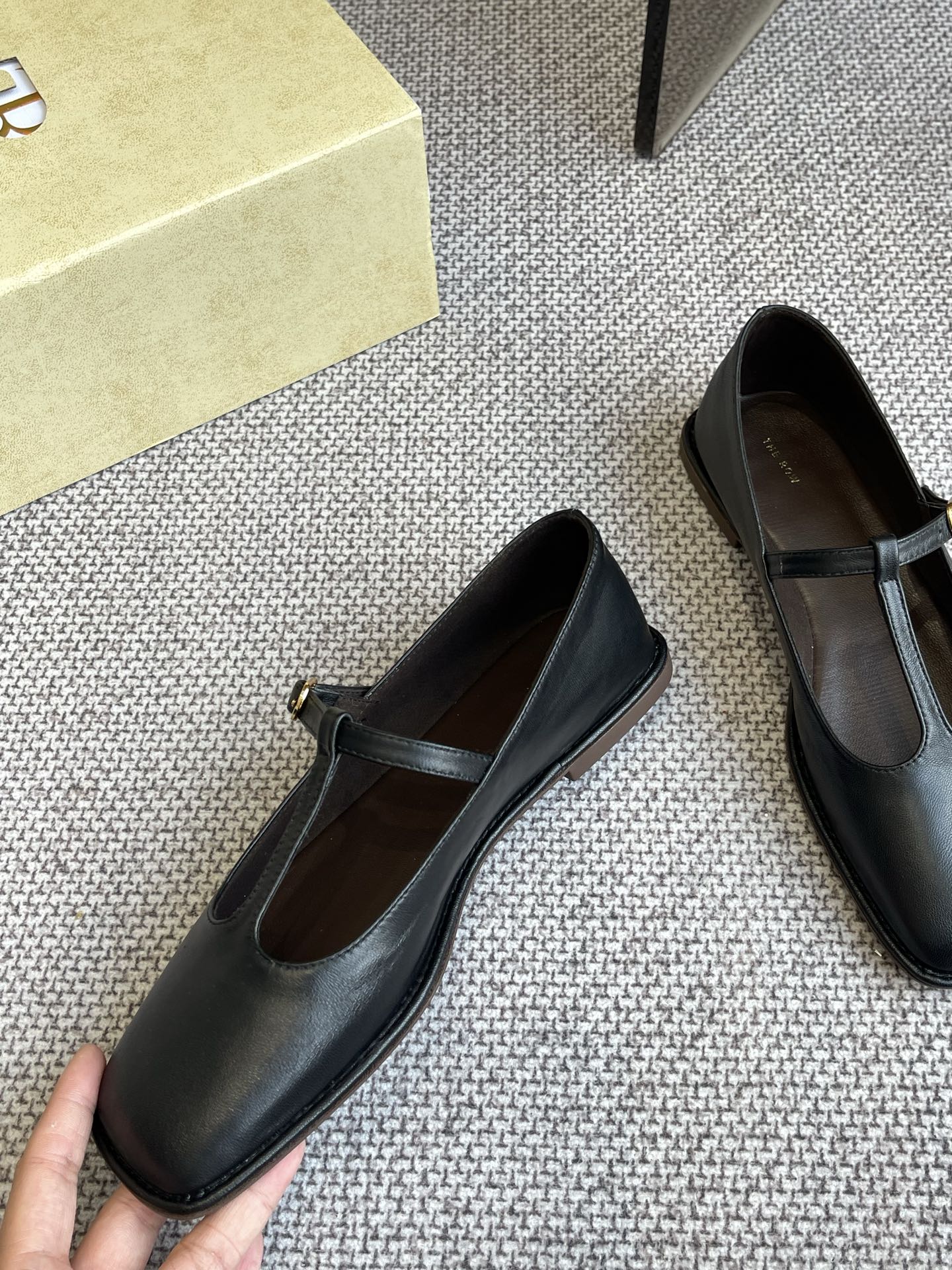 Bagsaaa The R0w Square T-Strap Flat in Leather Black