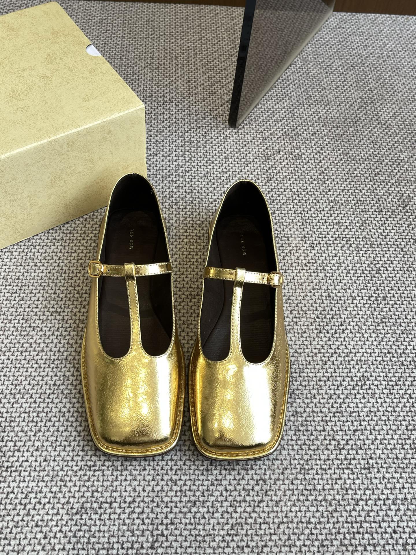 Bagsaaa The R0w Square T-Strap Flat in Leather Gold