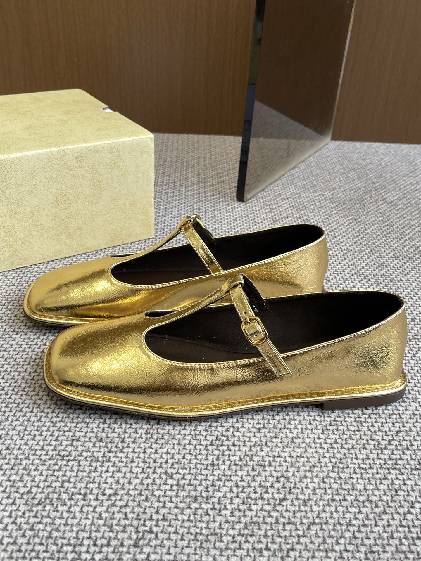 Bagsaaa The R0w Square T-Strap Flat in Leather Gold