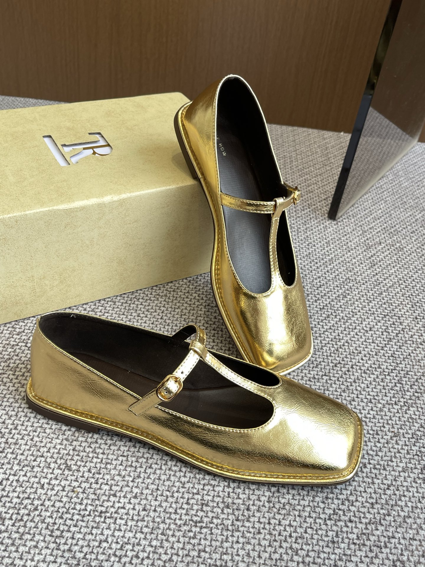 Bagsaaa The R0w Square T-Strap Flat in Leather Gold