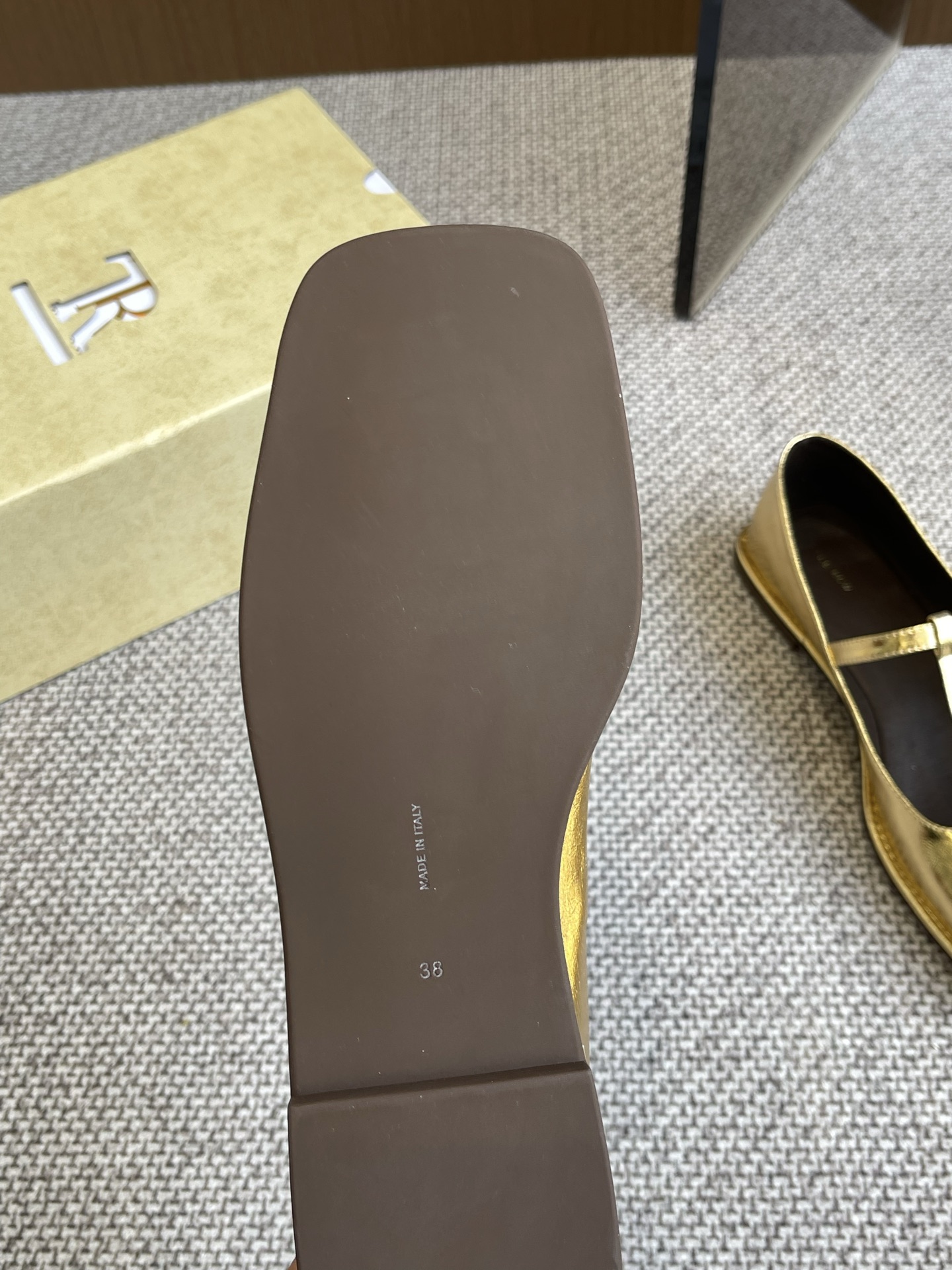 Bagsaaa The R0w Square T-Strap Flat in Leather Gold