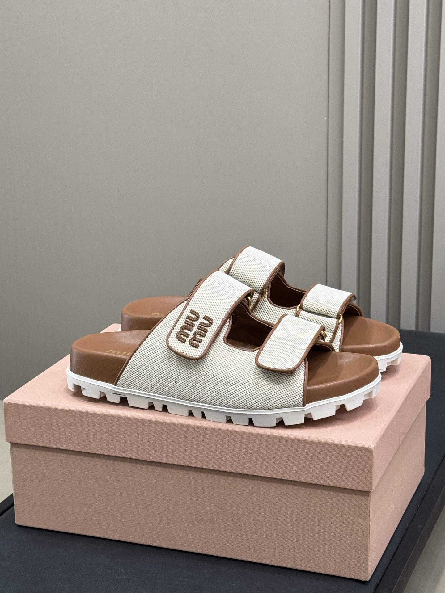 Bagsaaa Miu Miu Canvas slides Beige/Brandy