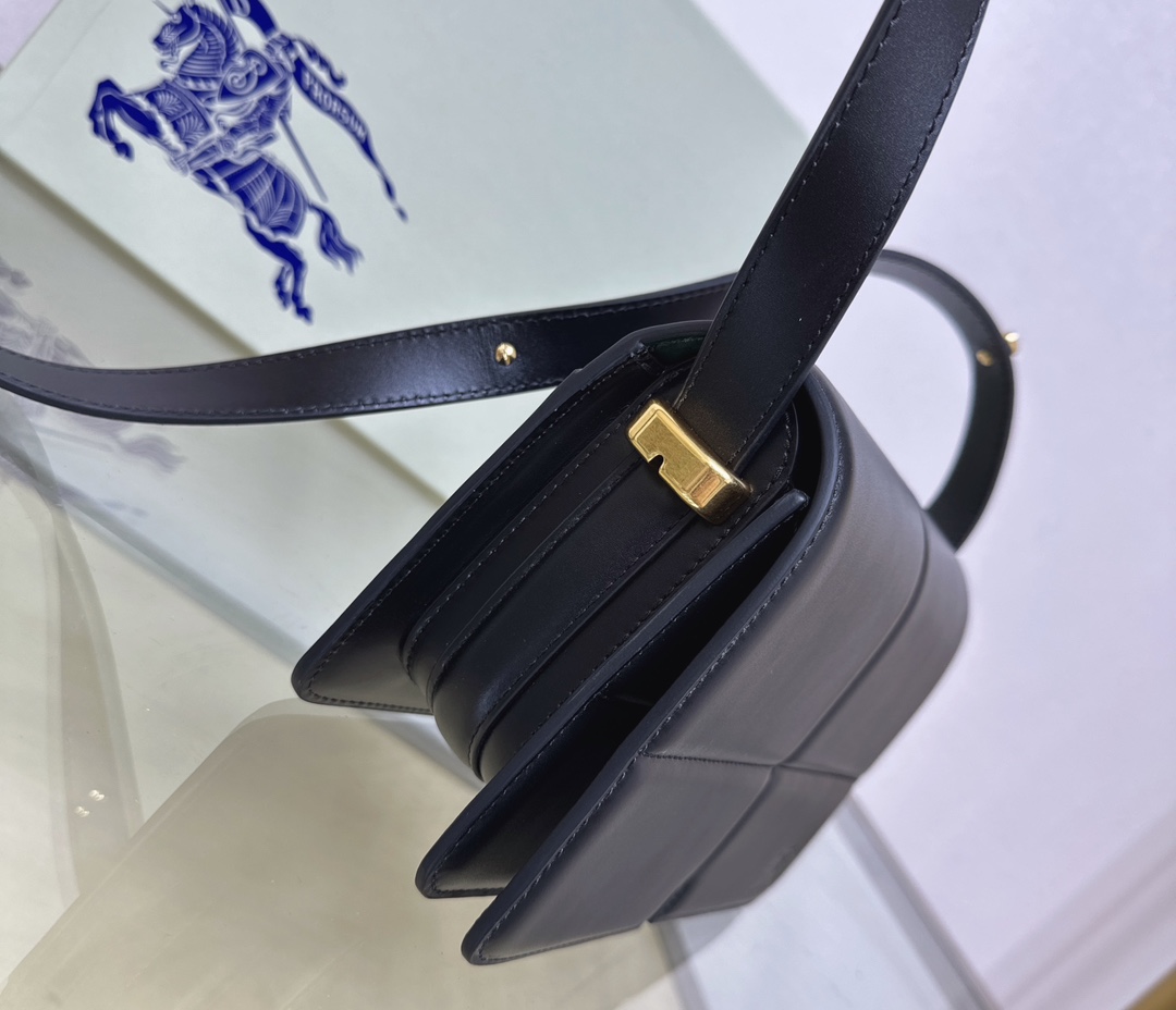 Bagsaaa Bv*b*rry Snip Bag Black - 23cm