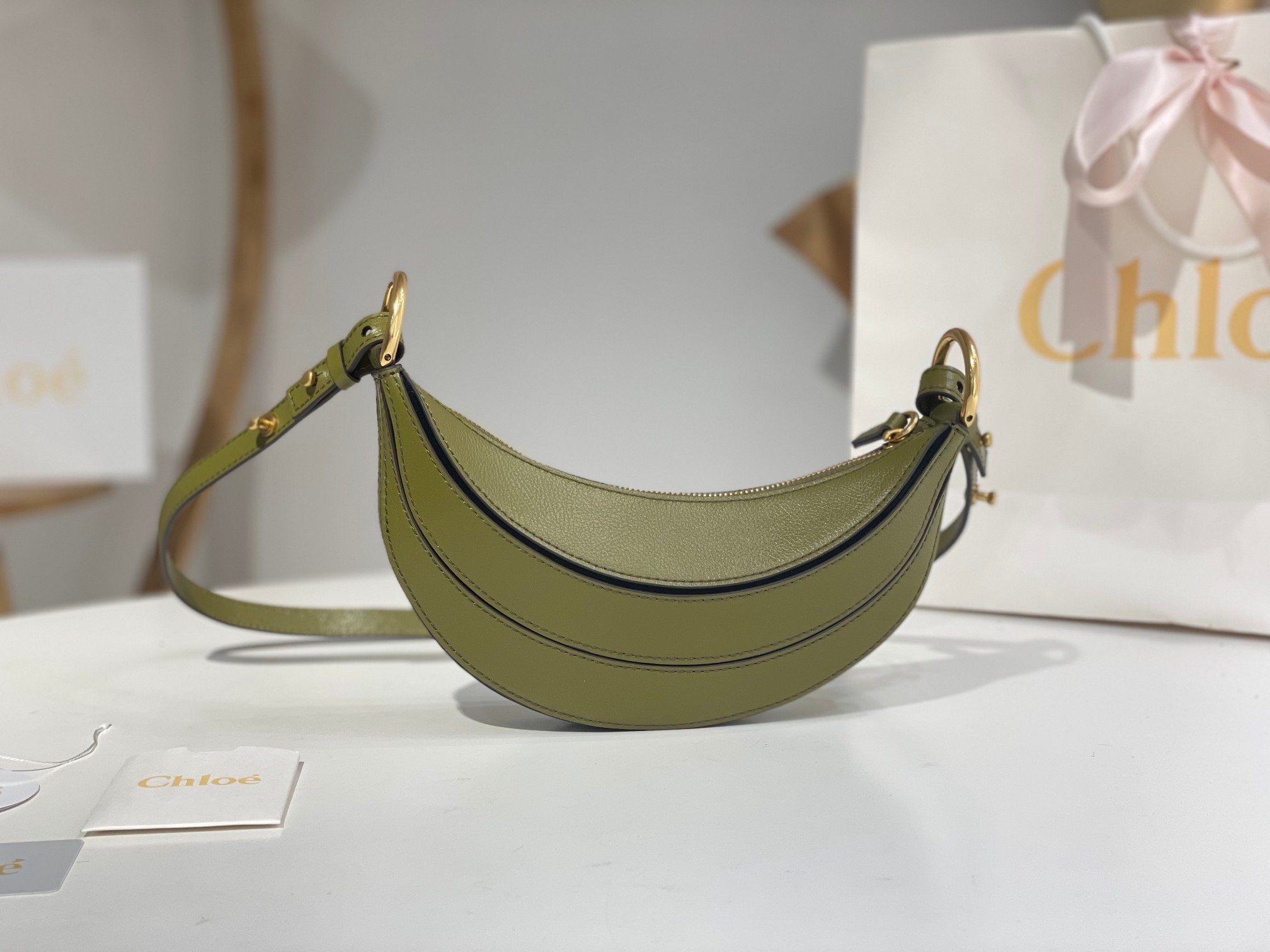 Bagsaaa Chloe Banana cross-body bag in grained leather Sweet Khaki - 22cm