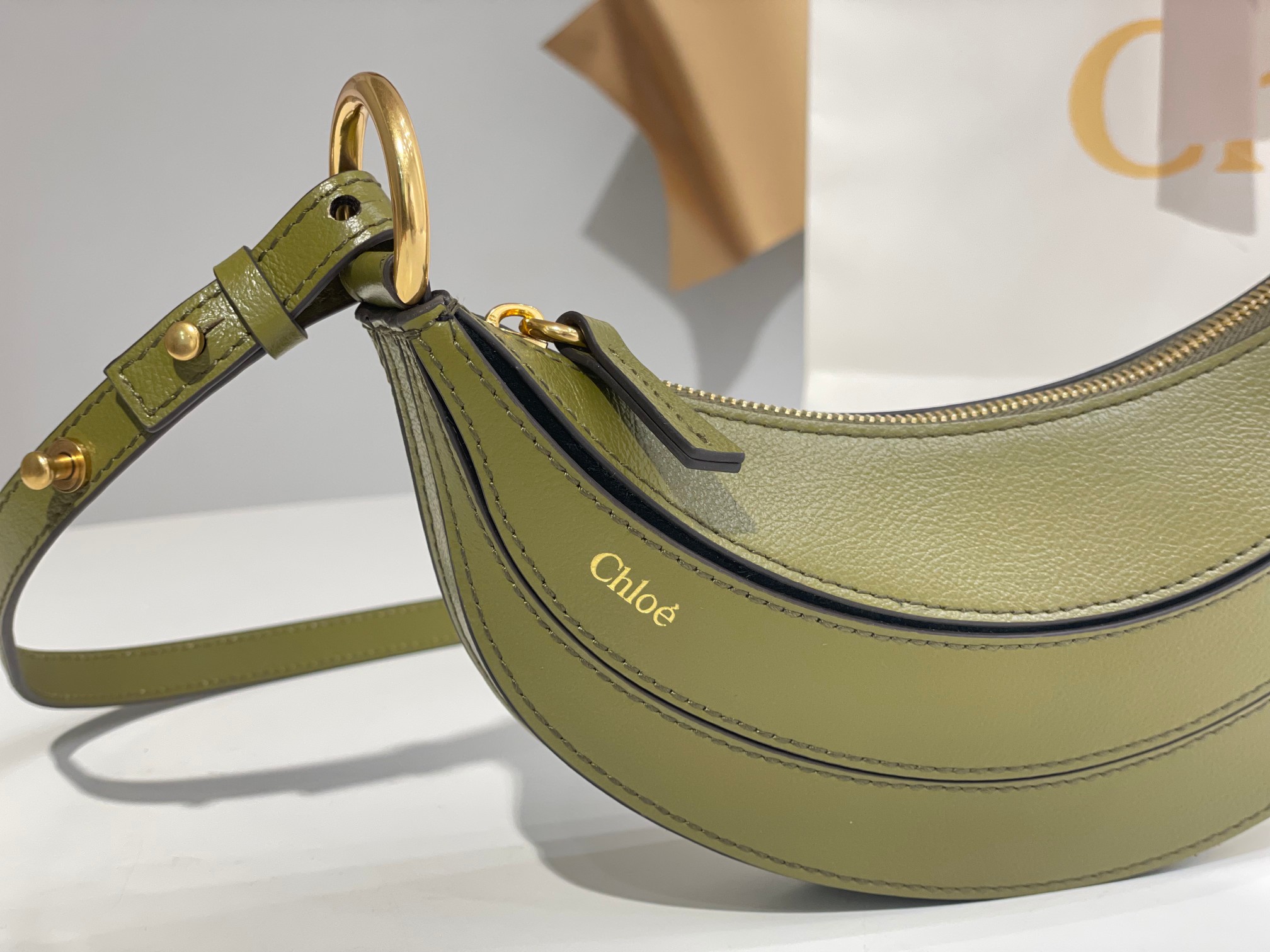 Bagsaaa Chloe Banana cross-body bag in grained leather Sweet Khaki - 22cm
