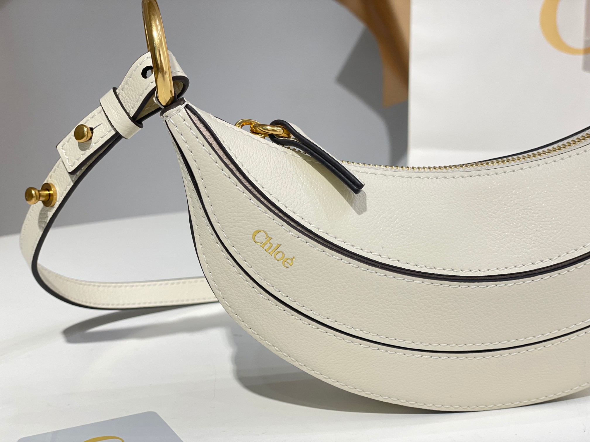 Bagsaaa Chloe Banana cross-body bag in grained leather white - 22cm