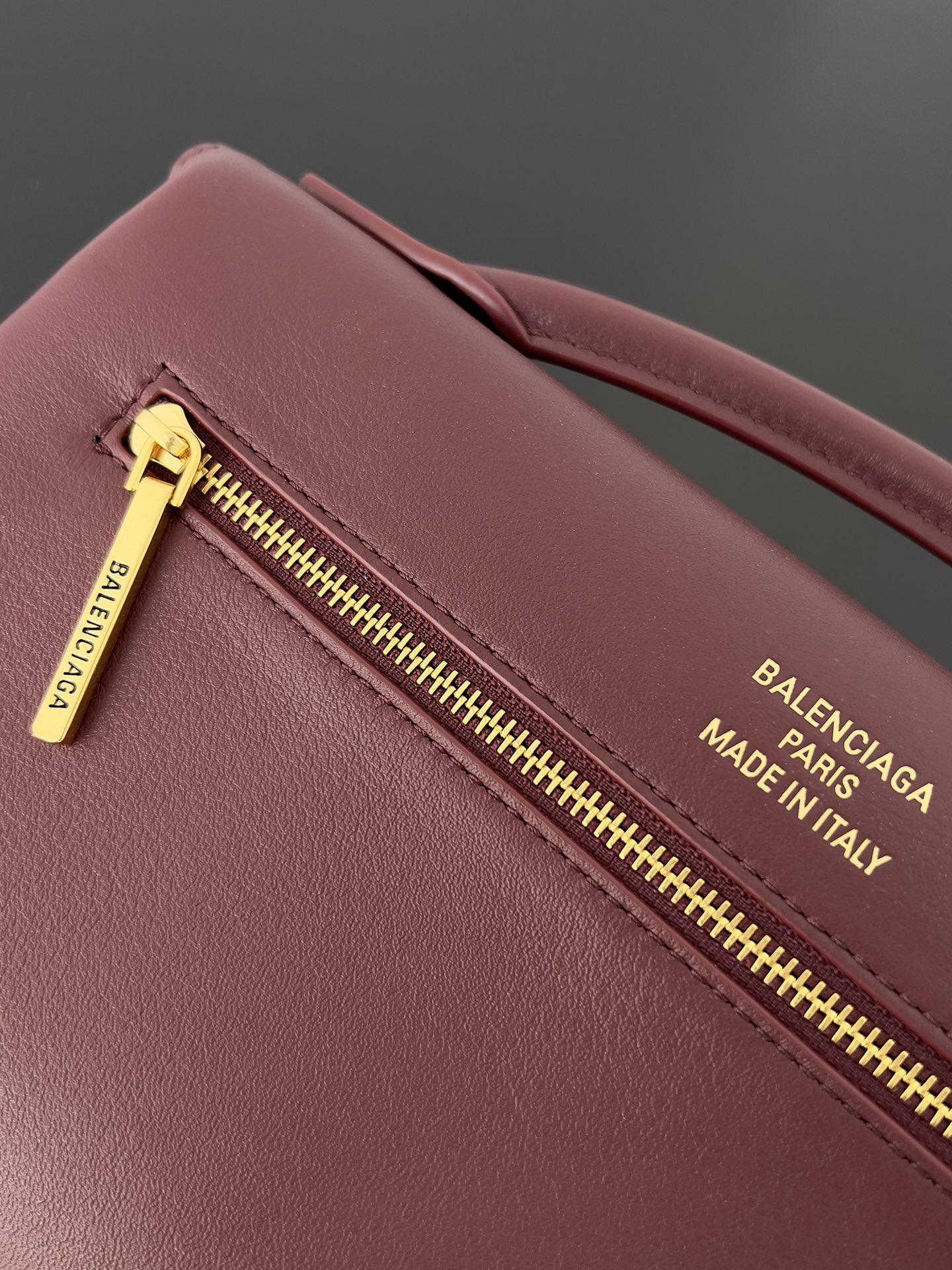 Bagsaaa Ba1en*iaga Bel Air Small Clutch On Strap in red & gold - 27cm