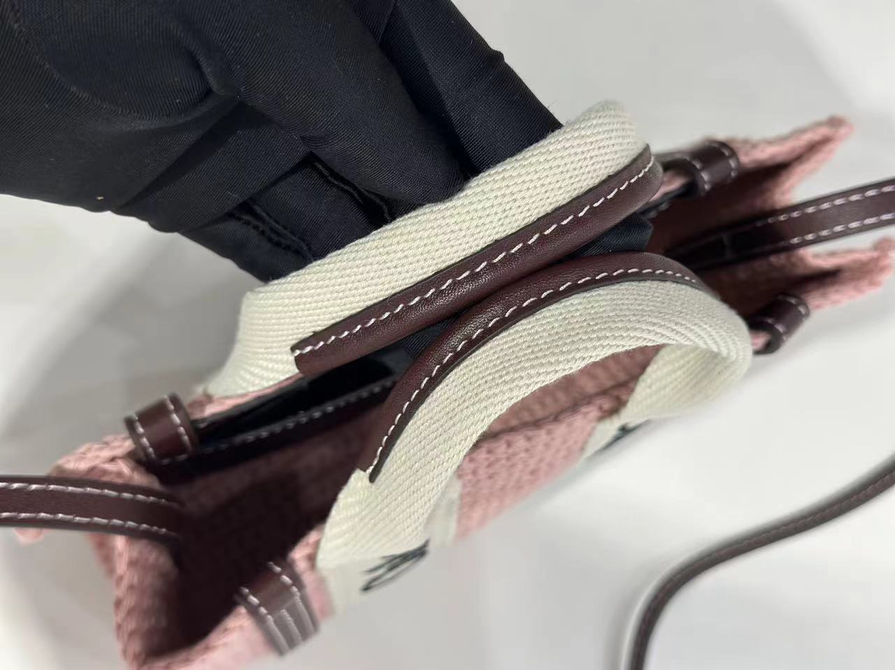 Bagsaaa Chloe Mini Woody Tote Bag in Crochet pink - 20cm