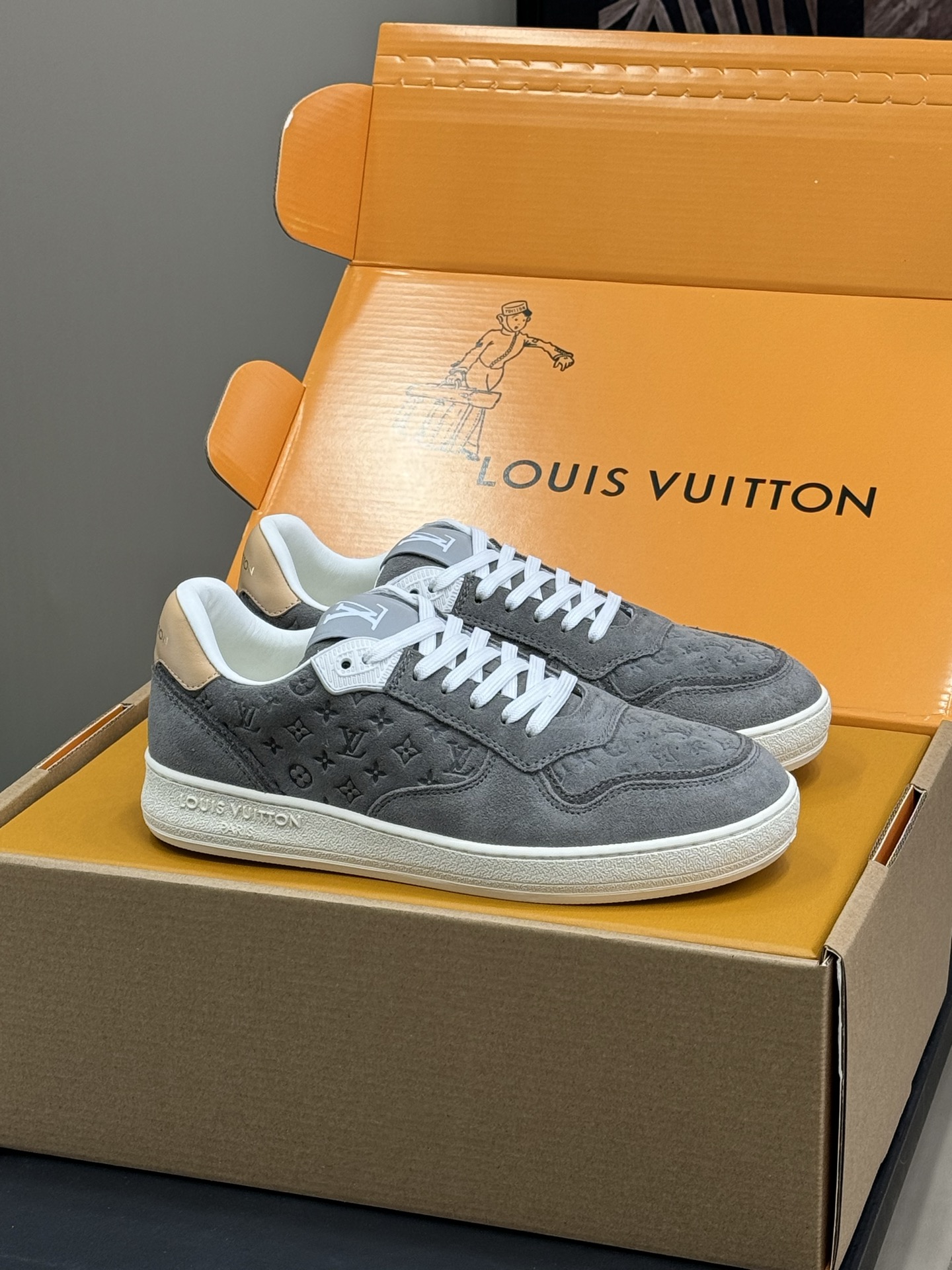 Bagsaaa LV Stadium Sneaker Gray suede