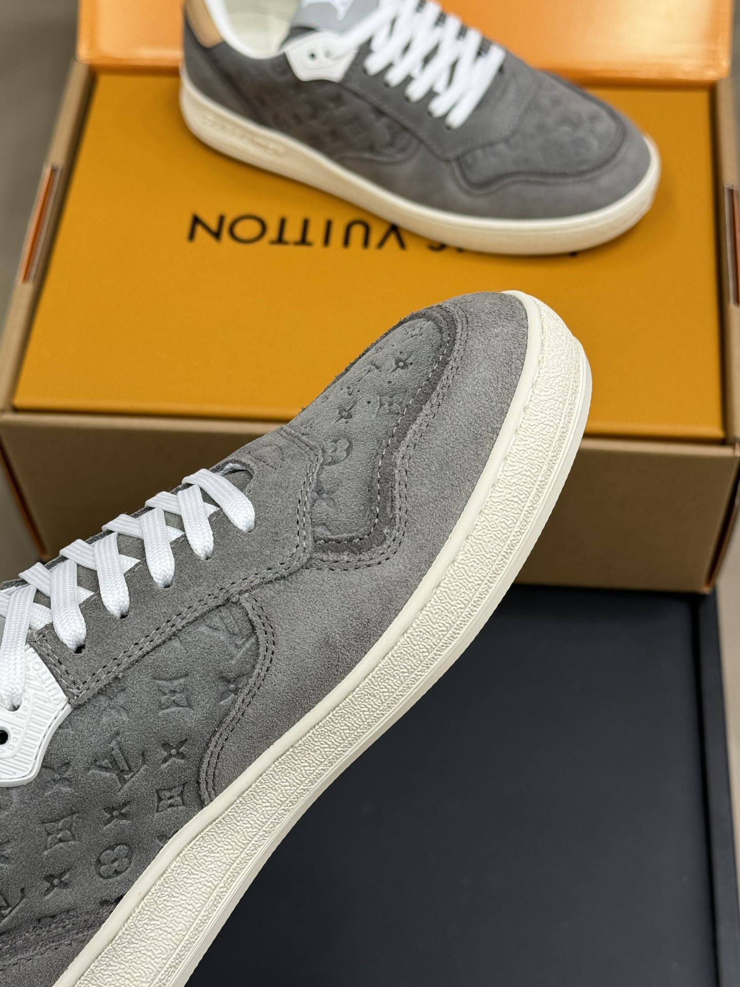 Bagsaaa LV Stadium Sneaker Gray suede