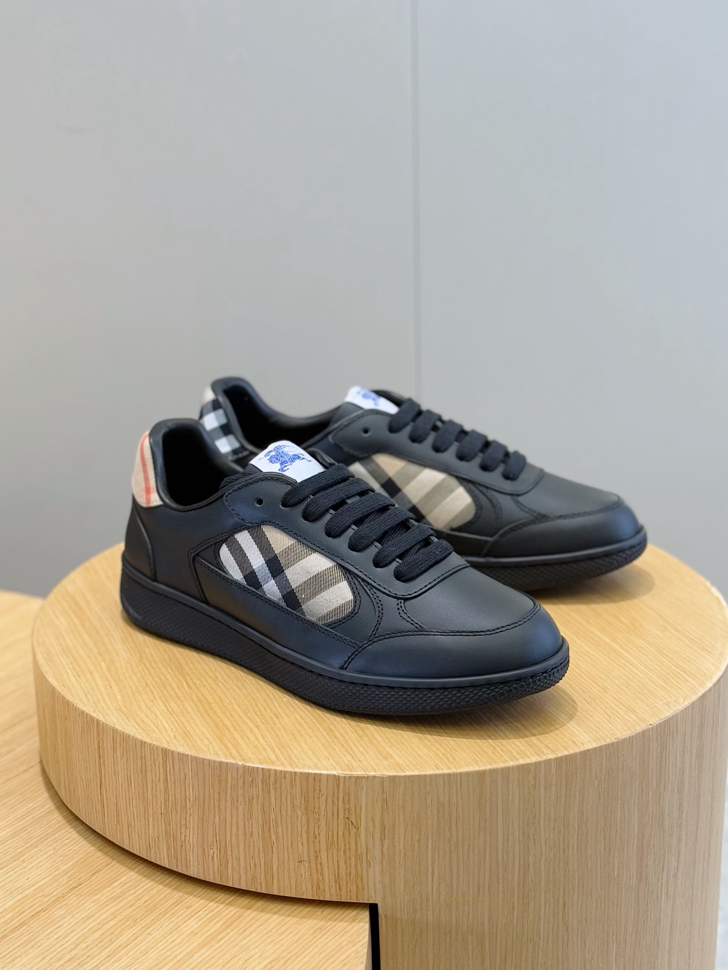 Bagsaaa Bv*b*rry Leather and Check Terrace Sneakers​ Black