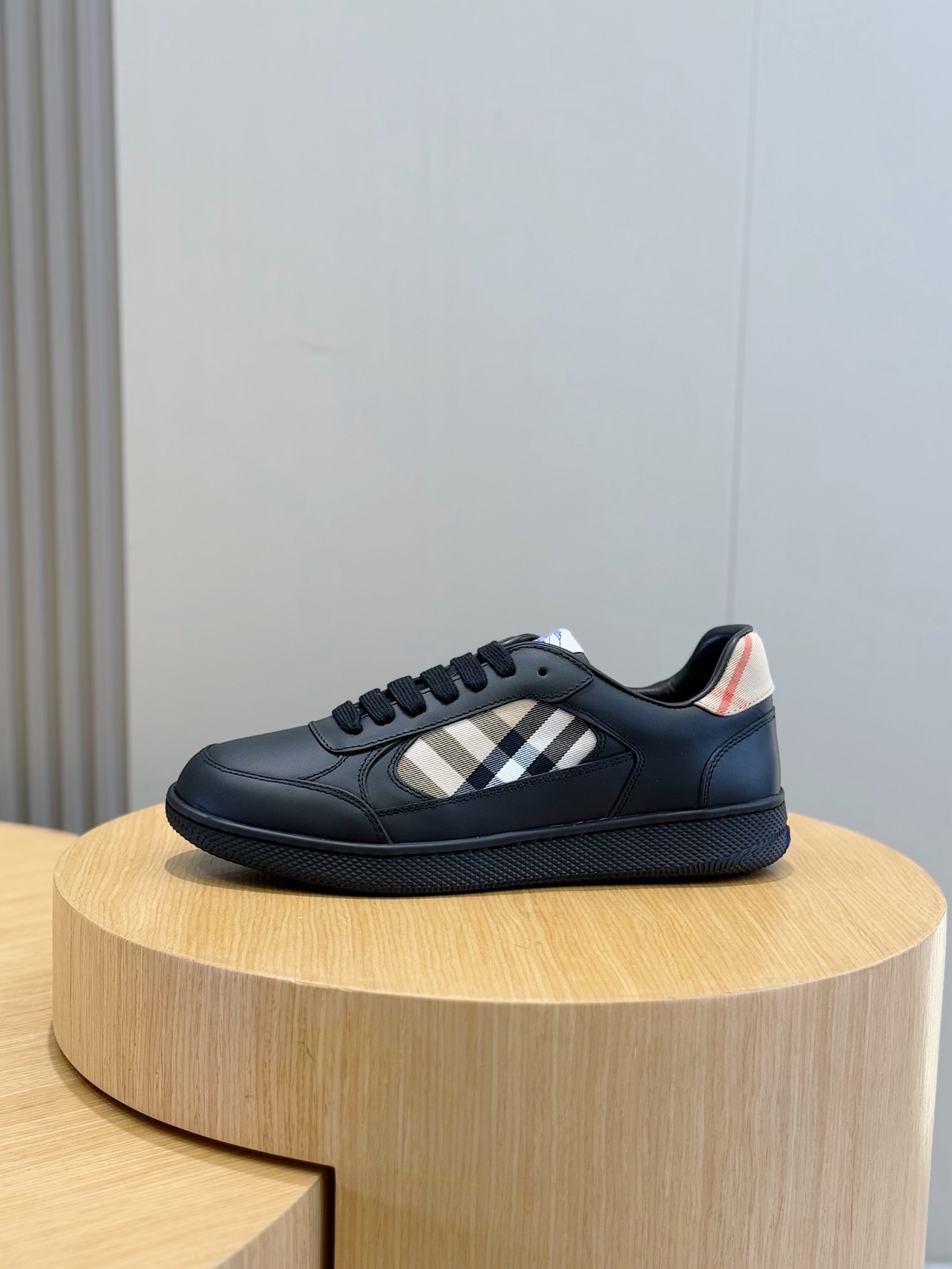 Bagsaaa Bv*b*rry Leather and Check Terrace Sneakers​ Black