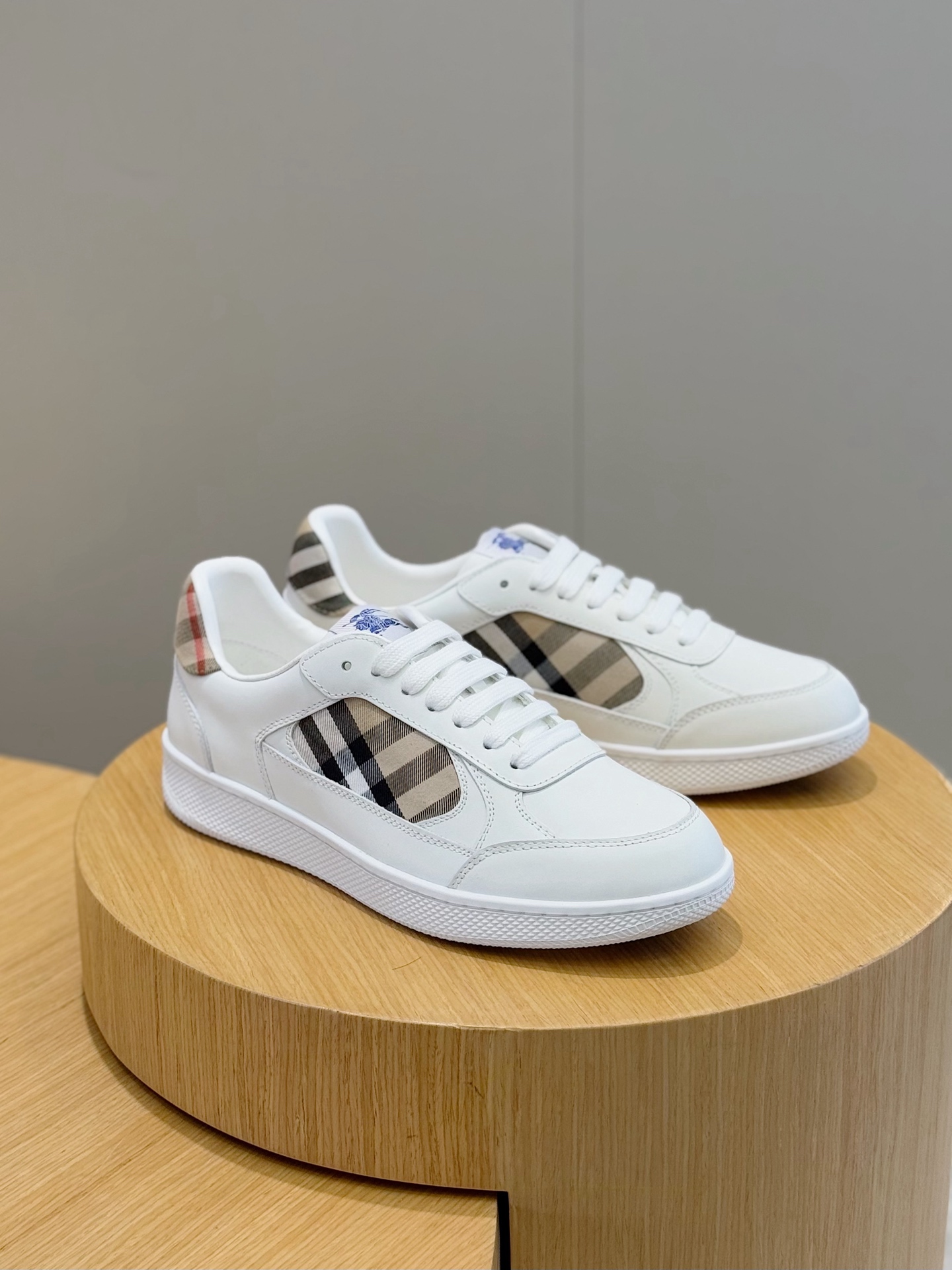 Bagsaaa Bv*b*rry Leather and Check Terrace Sneakers​ White