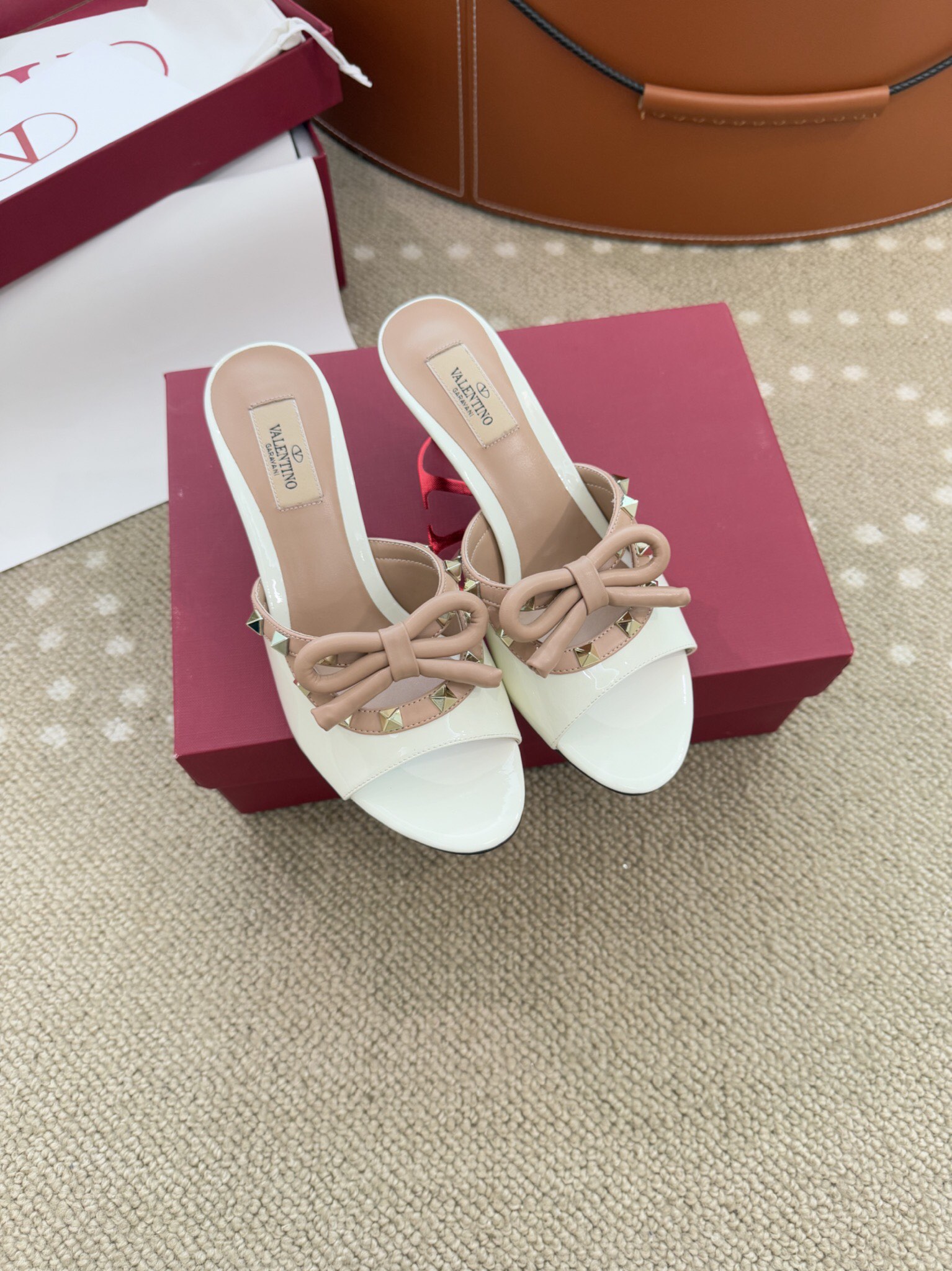 Bagsaaa Va1e*ntin0 Rockstud patent leather mules white 6cm