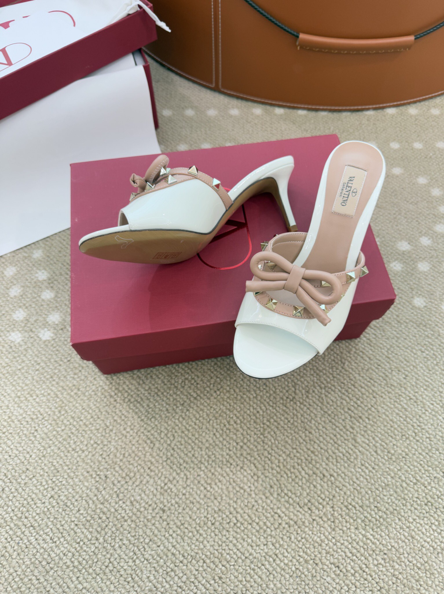 Bagsaaa Va1e*ntin0 Rockstud patent leather mules white 6cm