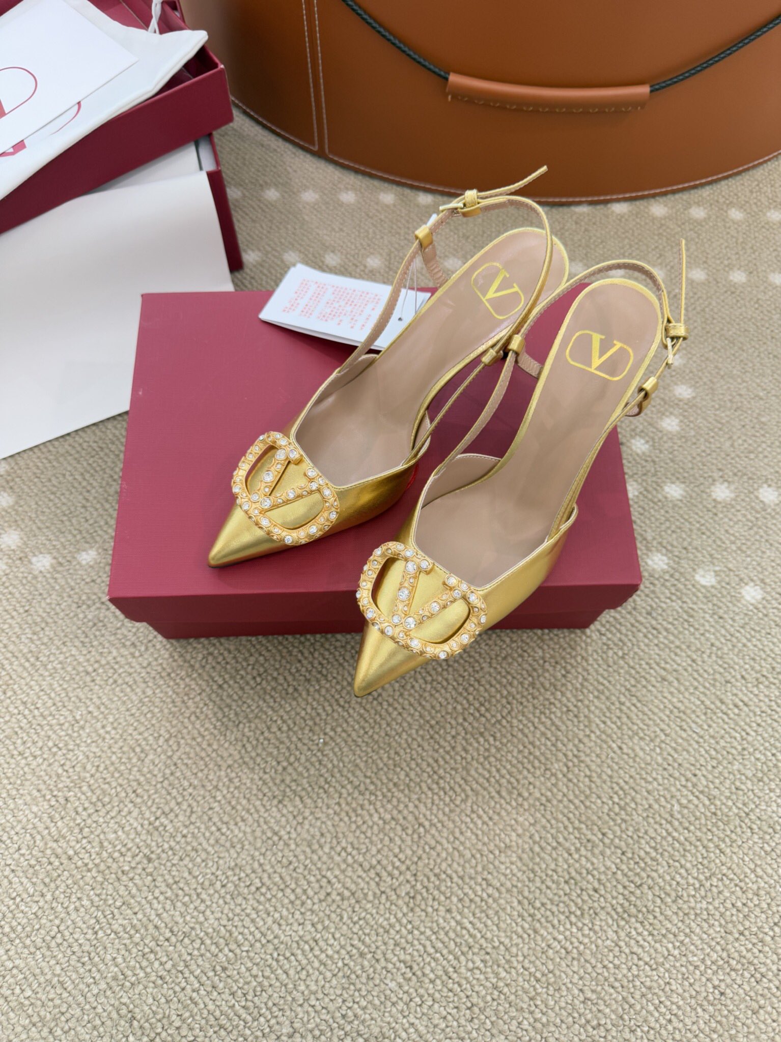 Bagsaaa Va1e*ntin0 Garavani 80mm VLogo Signature slingback pumps gold