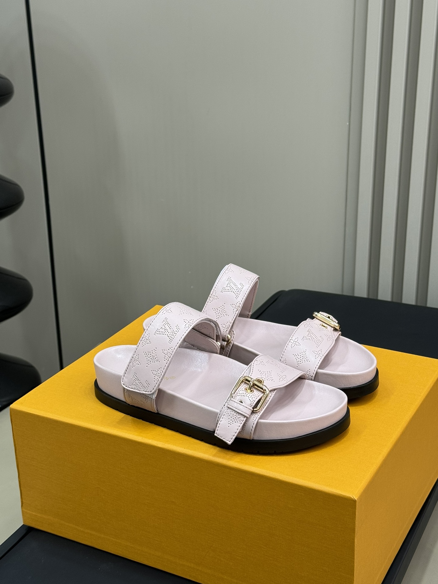 Bagsaaa LV Bom Dia Flat Comfort Mule Light Pink