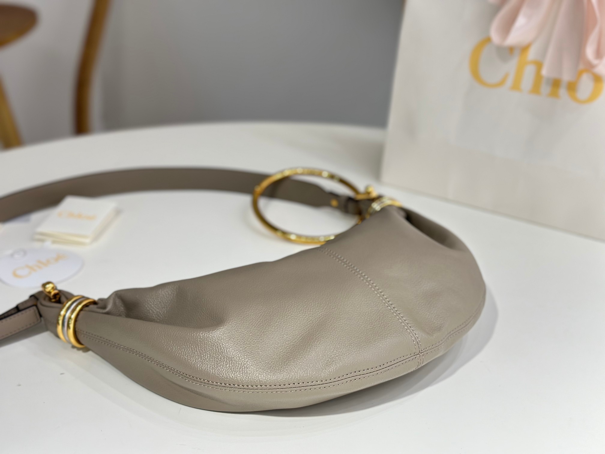 Bagsaaa Chloe Small Bracelet Hobo Bag in grained leather gray - 32cm