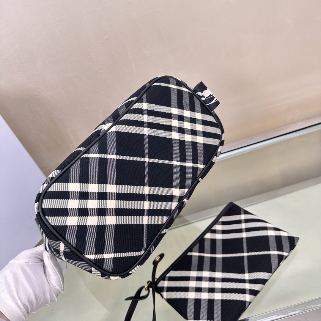 Bagsaaa Bv*b*rry Check Small canvas tote bag - 27cm