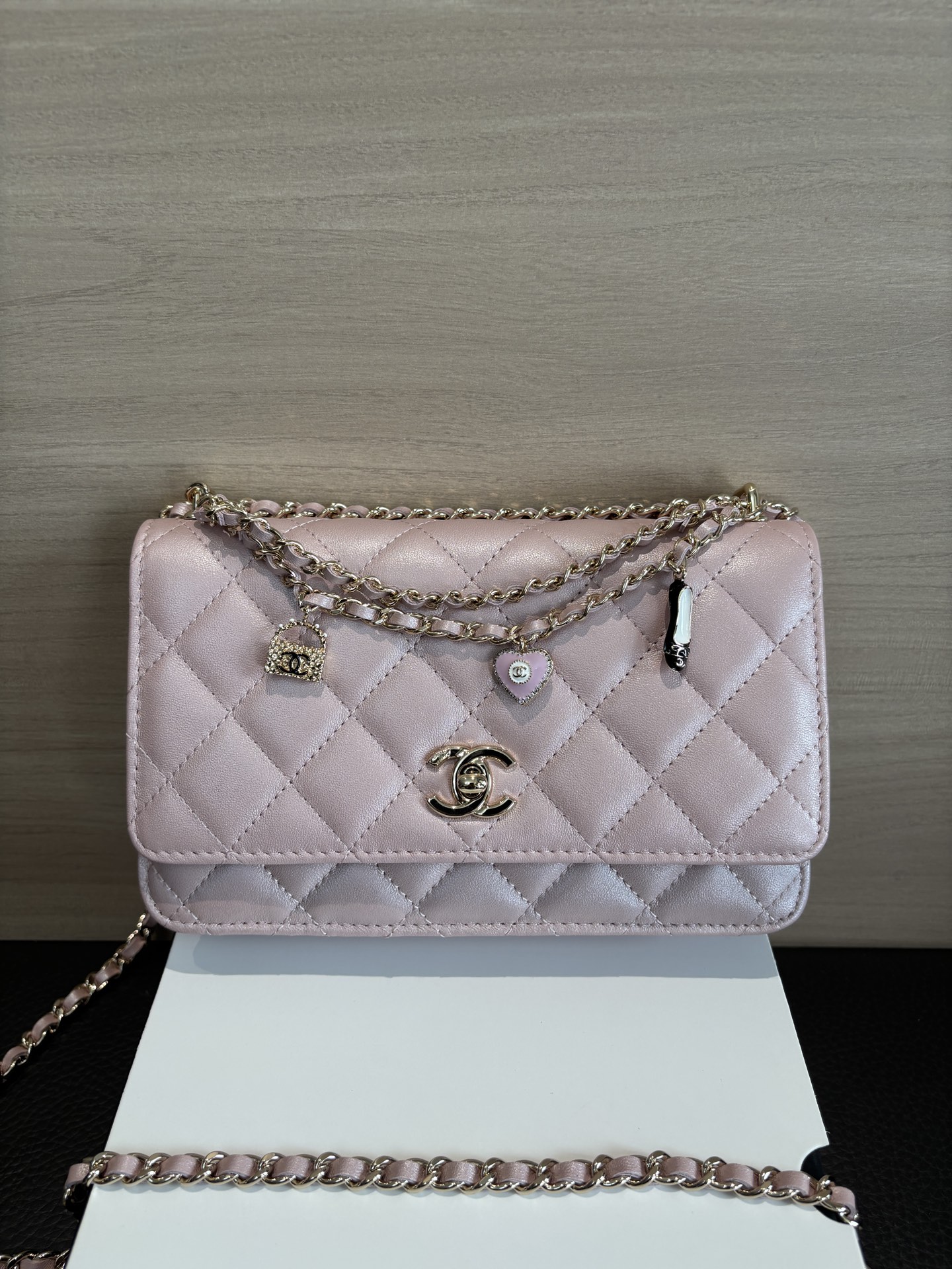 Bagsaaa Ch**el Wallet On Chain Pink Pearly Lambskin AP4537 - 19.2cm