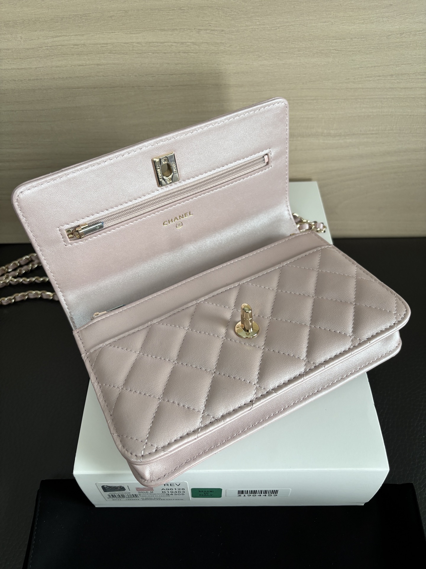 Bagsaaa Ch**el Wallet On Chain Pink Pearly Lambskin AP4537 - 19.2cm