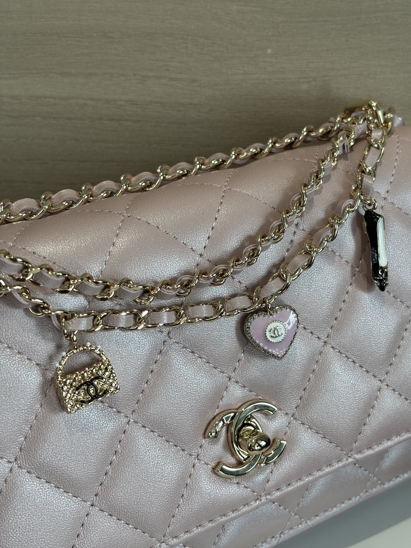 Bagsaaa Ch**el Wallet On Chain Pink Pearly Lambskin AP4537 - 19.2cm