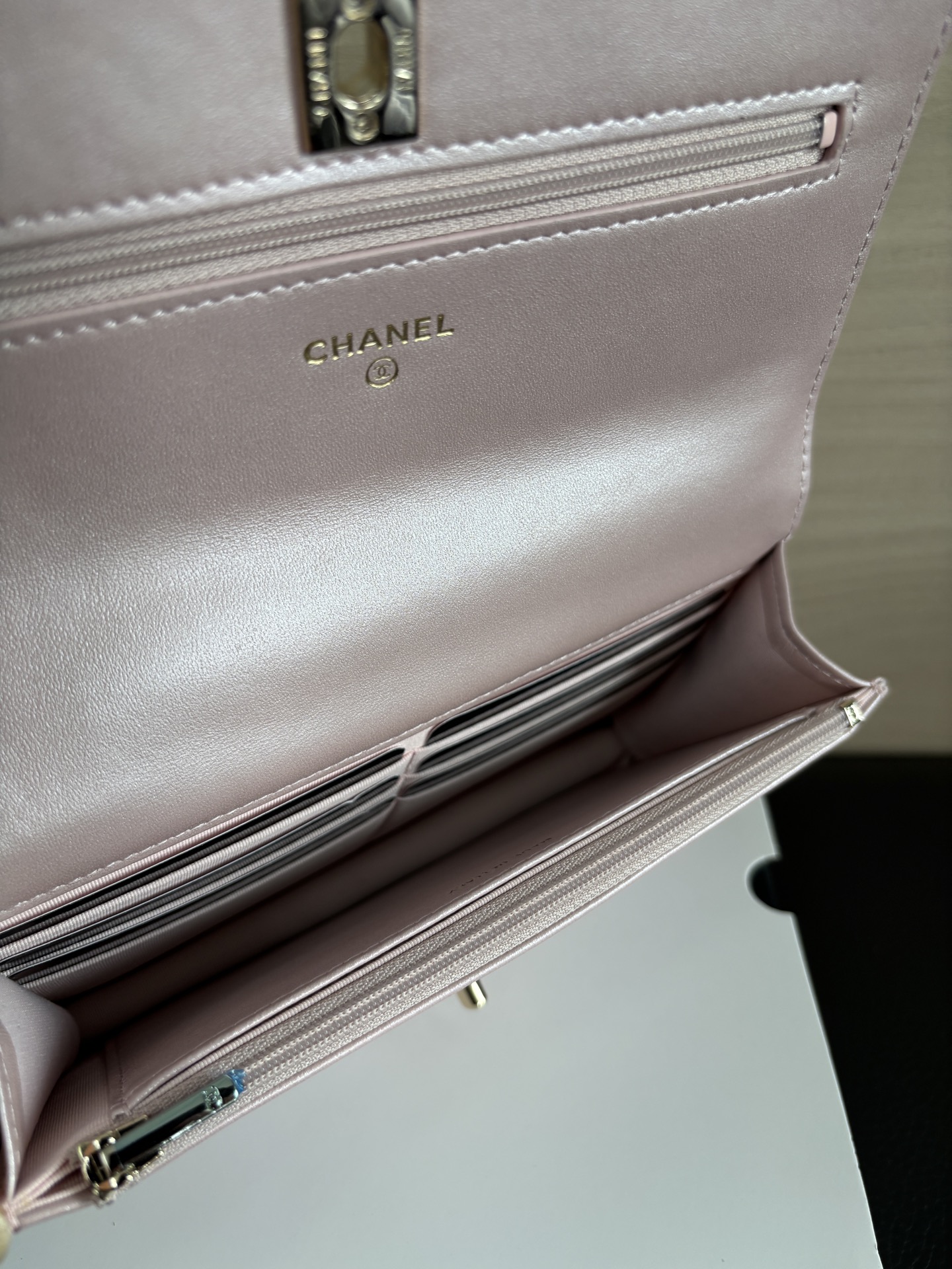 Bagsaaa Ch**el Wallet On Chain Pink Pearly Lambskin AP4537 - 19.2cm