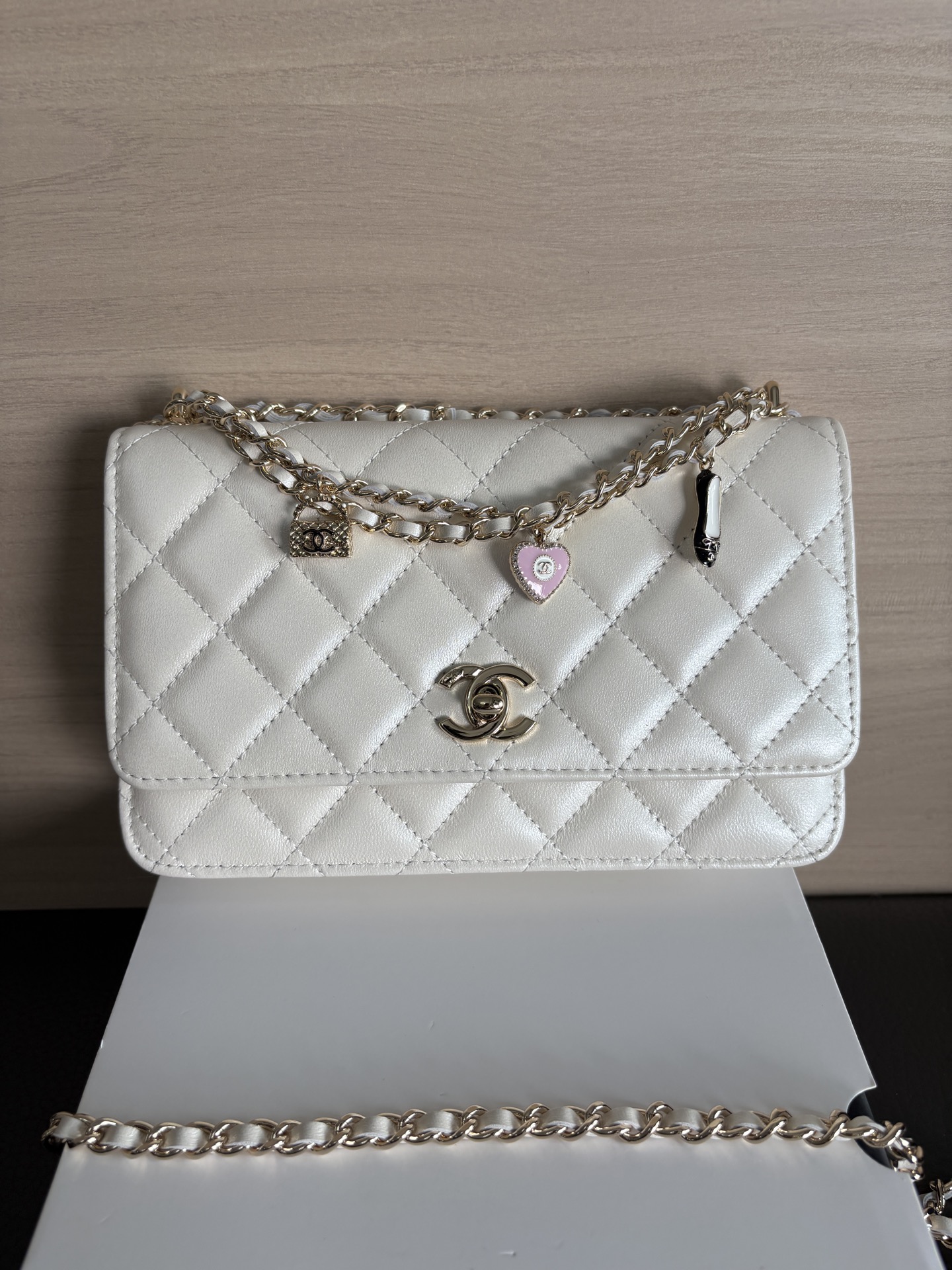 Bagsaaa Ch**el Wallet On Chain White Pearly Lambskin AP4537 - 19.2cm