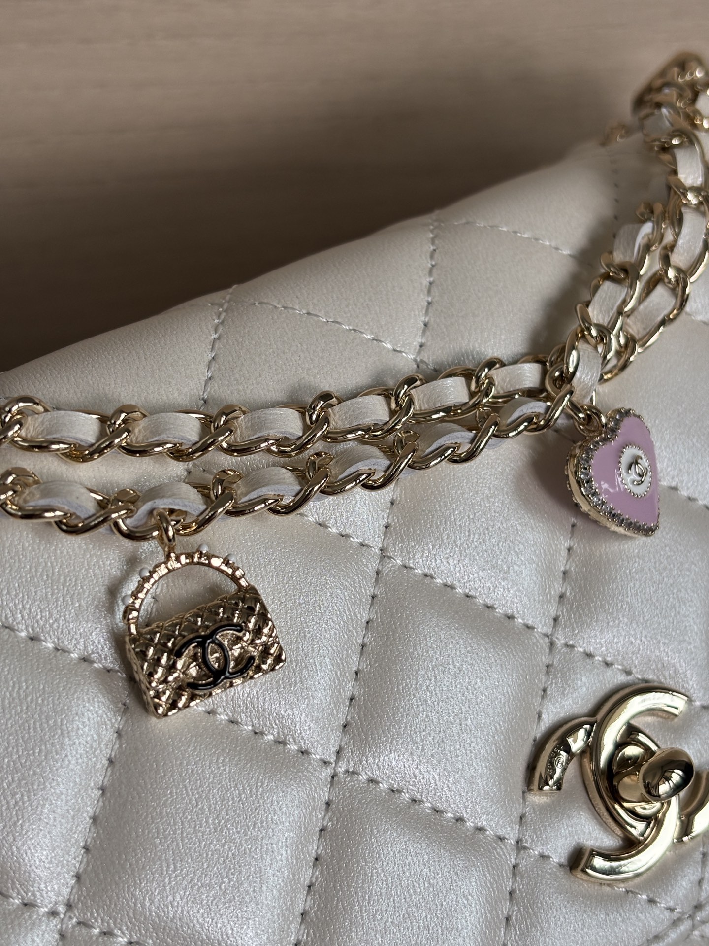 Bagsaaa Ch**el Wallet On Chain White Pearly Lambskin AP4537 - 19.2cm