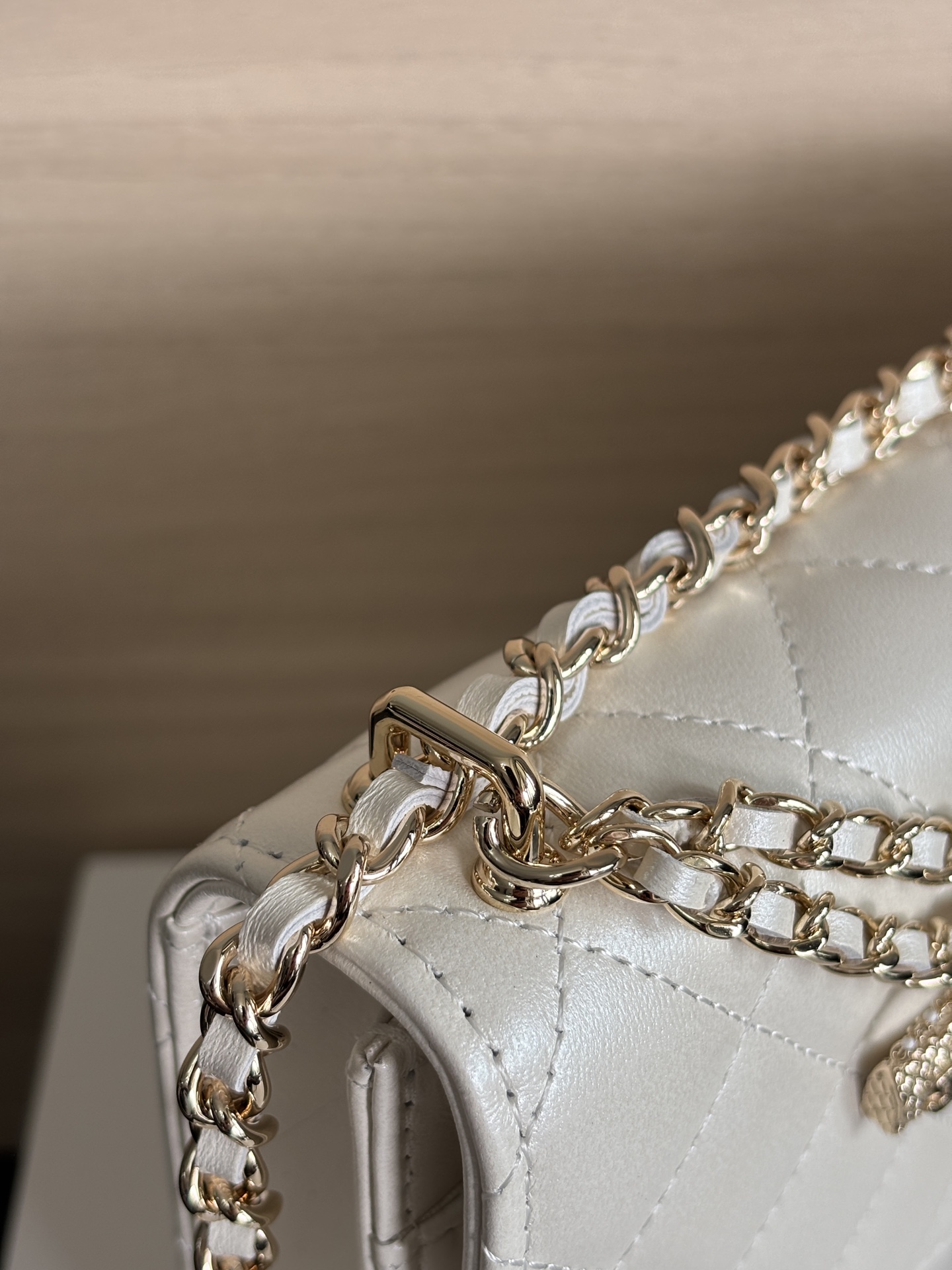 Bagsaaa Ch**el Wallet On Chain White Pearly Lambskin AP4537 - 19.2cm