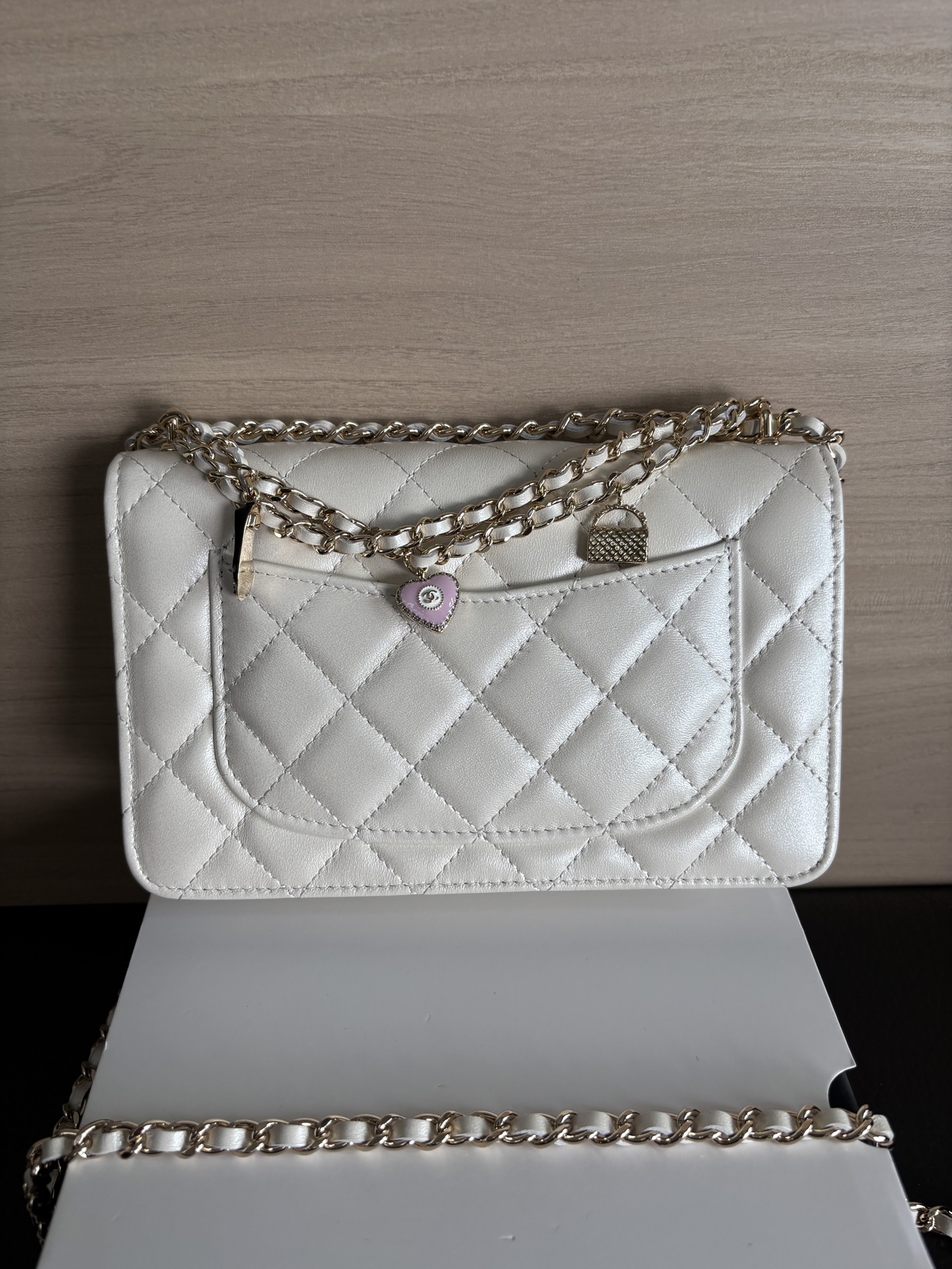 Bagsaaa Ch**el Wallet On Chain White Pearly Lambskin AP4537 - 19.2cm