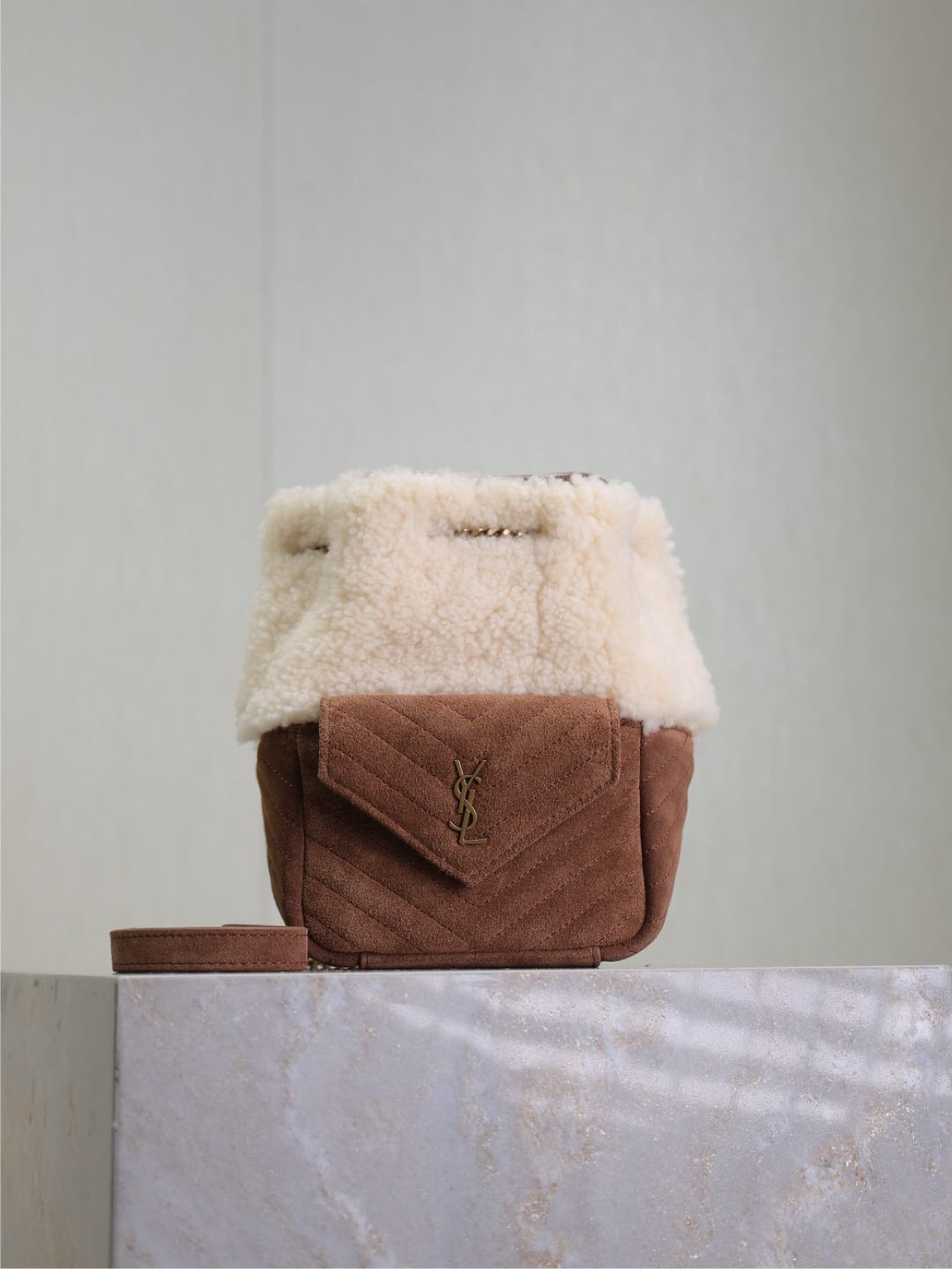 Bagsaaa Sa1nt Lau*nt Joe Mini Bucket Chevrons In Suede Shearling beige - 19cm