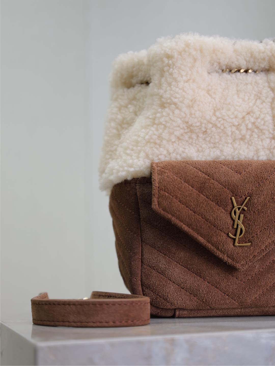 Bagsaaa Sa1nt Lau*nt Joe Mini Bucket Chevrons In Suede Shearling beige - 19cm