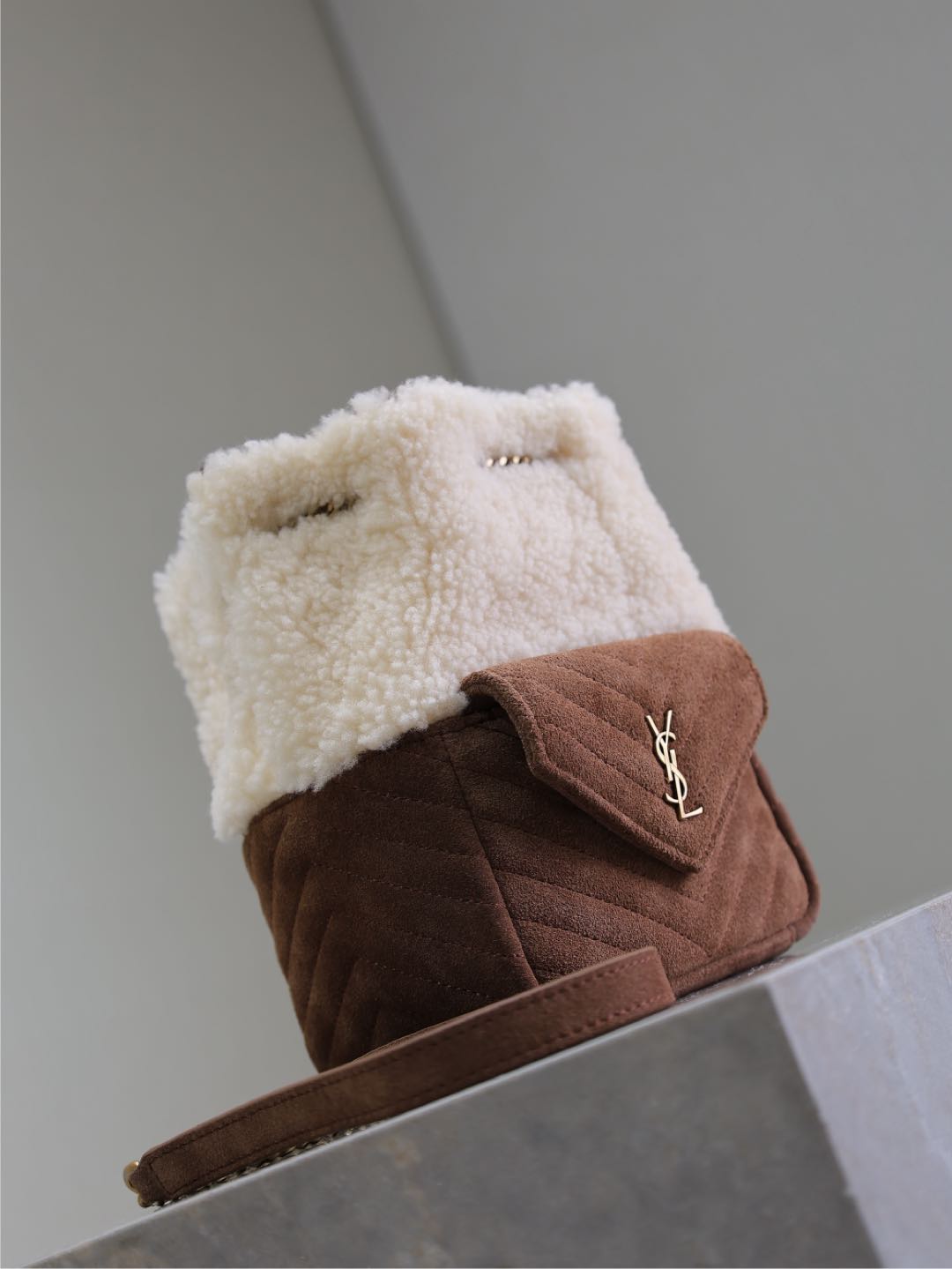 Bagsaaa Sa1nt Lau*nt Joe Mini Bucket Chevrons In Suede Shearling beige - 19cm