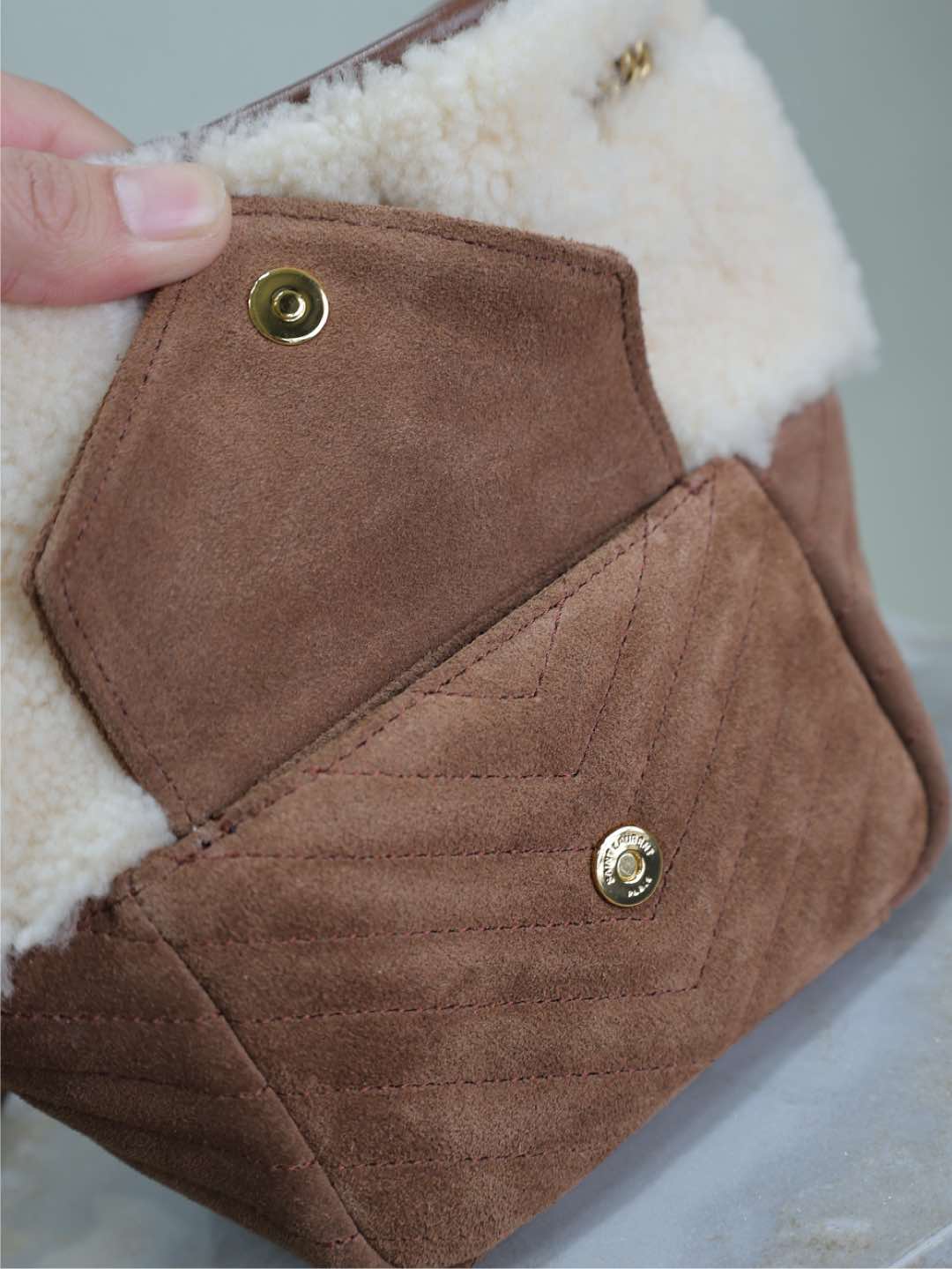 Bagsaaa Sa1nt Lau*nt Joe Mini Bucket Chevrons In Suede Shearling beige - 19cm