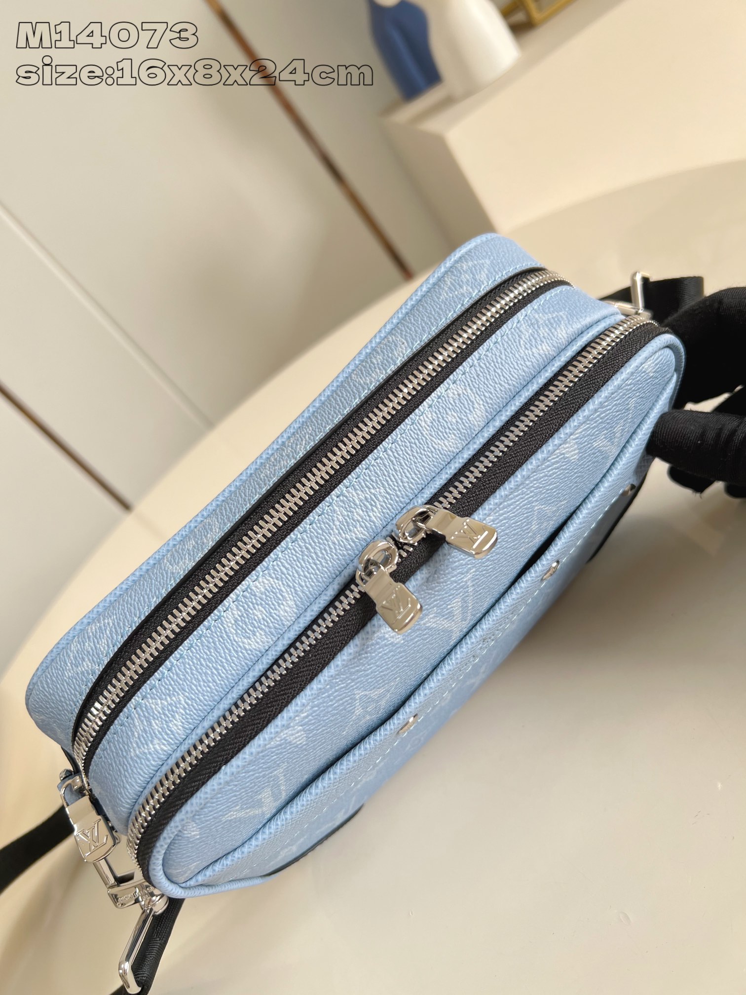Bagsaaa L0vis Vvtt0n M14073 New Alpha Messenger Sky Blue - 24cm