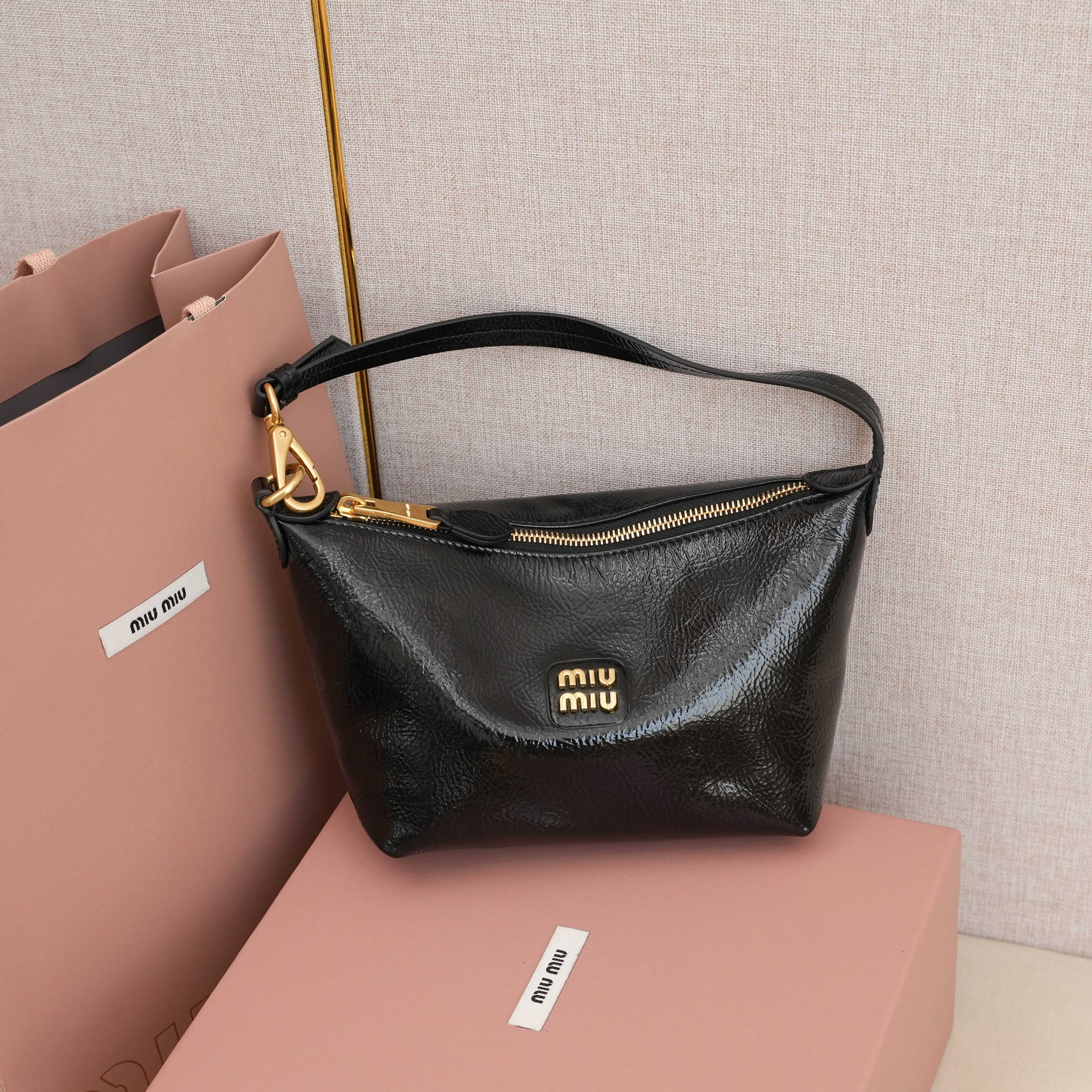 Bagsaaa Miu Miu Naplak patent leather pouch 5NE841 black - 19cm